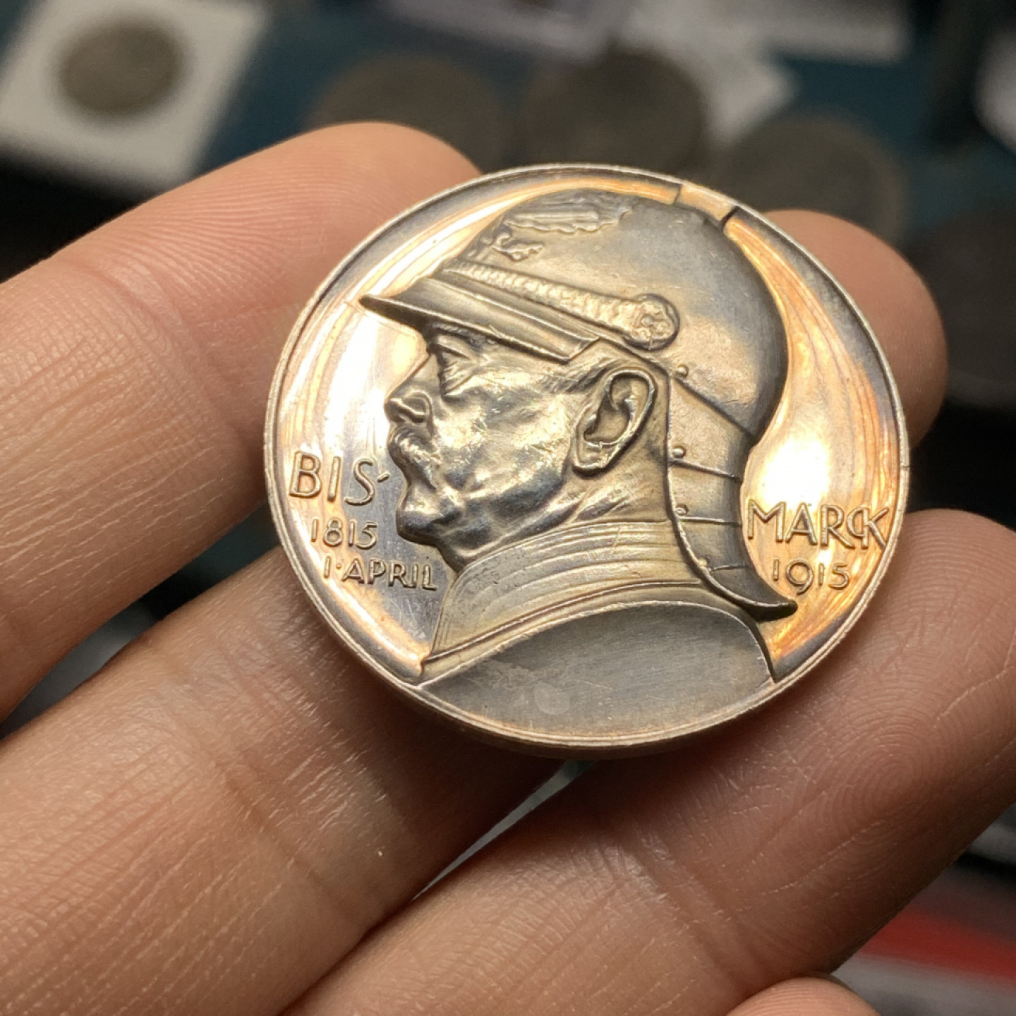 《竞宝斋》第28场-本周日，周一2场连拍（全场顺丰包邮） 德国 1915年 俾斯麦 建功碑 银章 少见品种 细节见图 17.7克 33.3mm