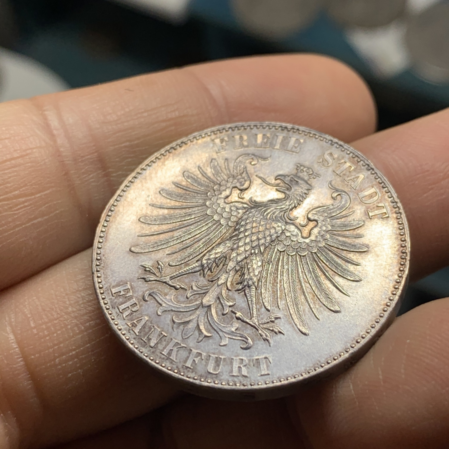 《竞宝斋》第28场-本周日，周一2场连拍（全场顺丰包邮） 裸币 德国法兰克福席勒纪念1泰勒，1859年PL底板