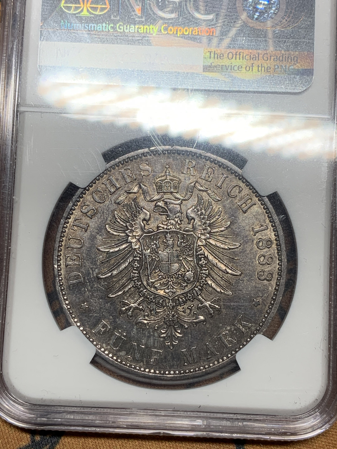 《竞宝斋》第28场-本周日，周一2场连拍（全场顺丰包邮） 德国弗里德里希三皇之年短翅5马克1888年，NGC-AU好品