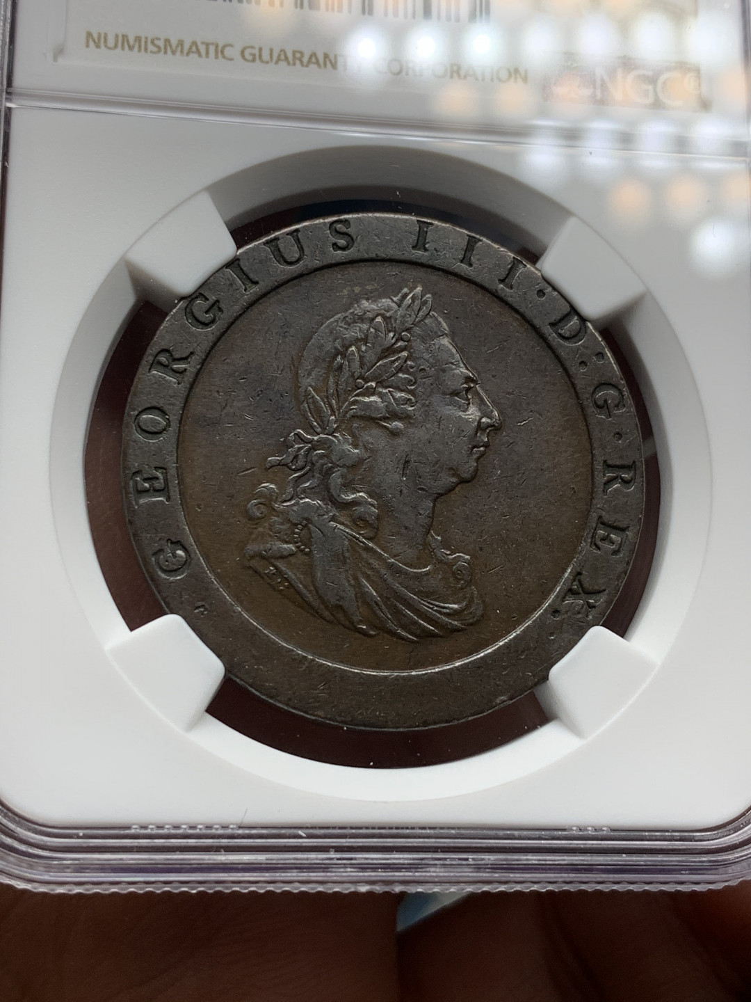 《竞宝斋》第28场-本周日，周一2场连拍（全场顺丰包邮） NGC 评级 英国 1797年 乔三 车轮版 1便士 铜币 大个超厚 巧克力包浆 比2便士 车轮少见很多