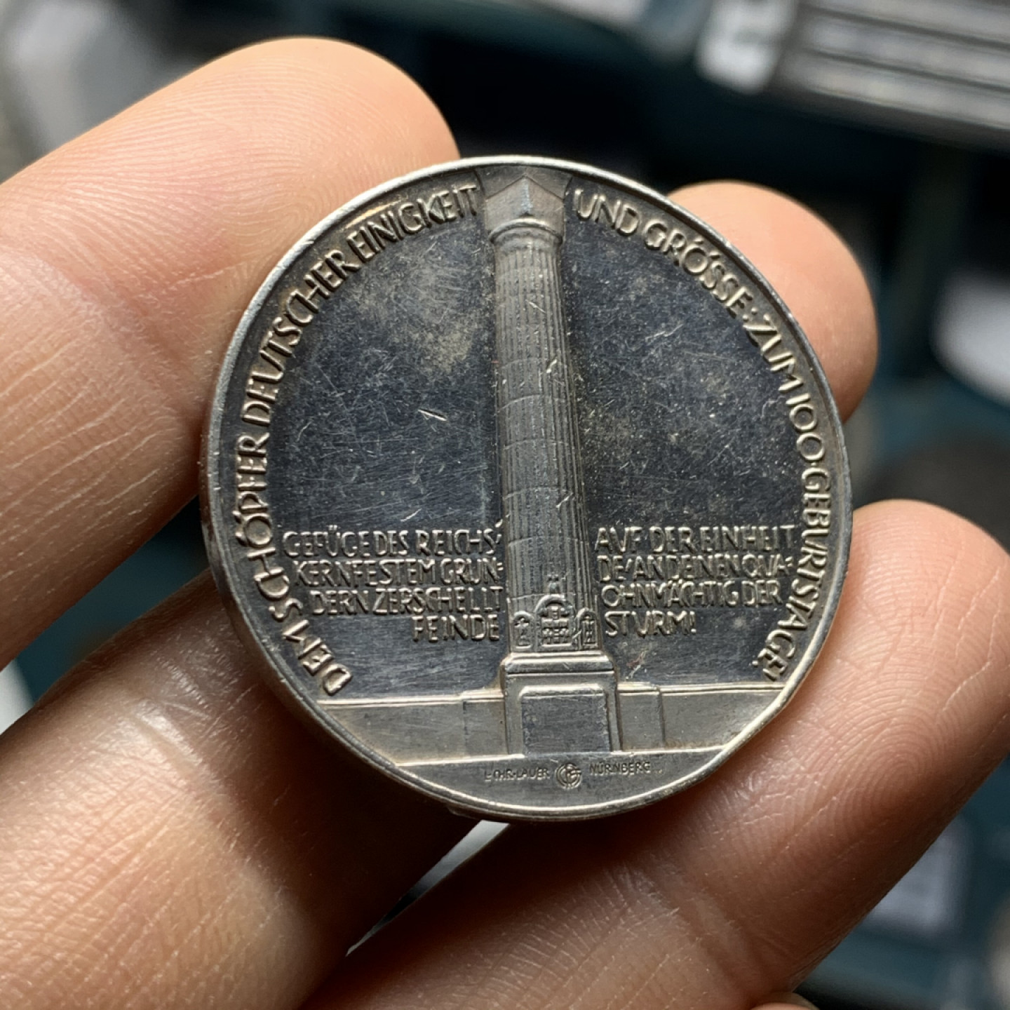 《竞宝斋》第28场-本周日，周一2场连拍（全场顺丰包邮） 德国 1915年 俾斯麦 建功碑 银章 少见品种 细节见图 17.7克 33.3mm