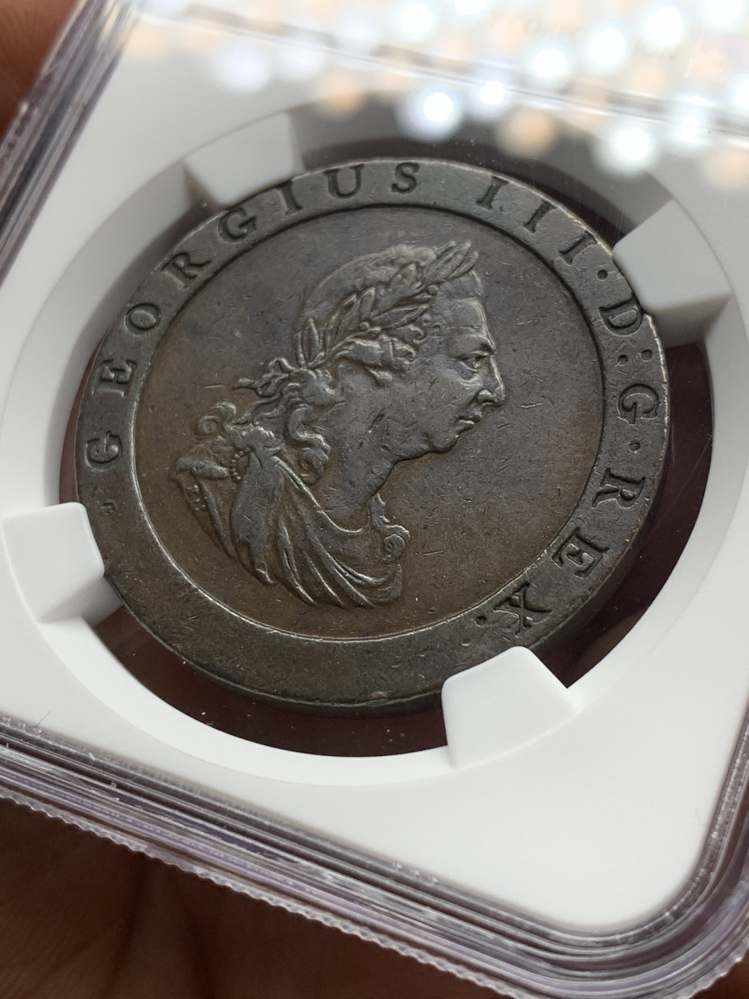 《竞宝斋》第28场-本周日，周一2场连拍（全场顺丰包邮） NGC 评级 英国 1797年 乔三 车轮版 1便士 铜币 大个超厚 巧克力包浆 比2便士 车轮少见很多