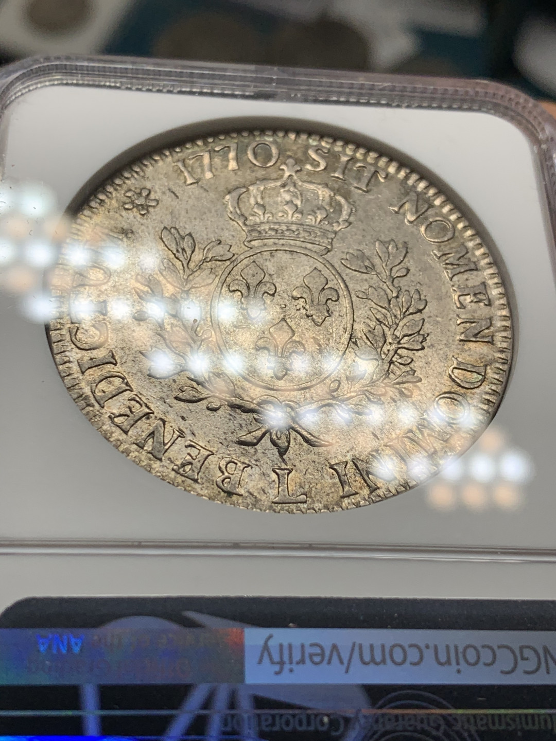 《竞宝斋》第28场-本周日，周一2场连拍（全场顺丰包邮） NGC 评级 法国 1770年 L版 路易十五 埃居大银币 本币细节清晰 人物神态自然 正面无减重的实在难得 顺带奉送币胚缺陷，美的自然