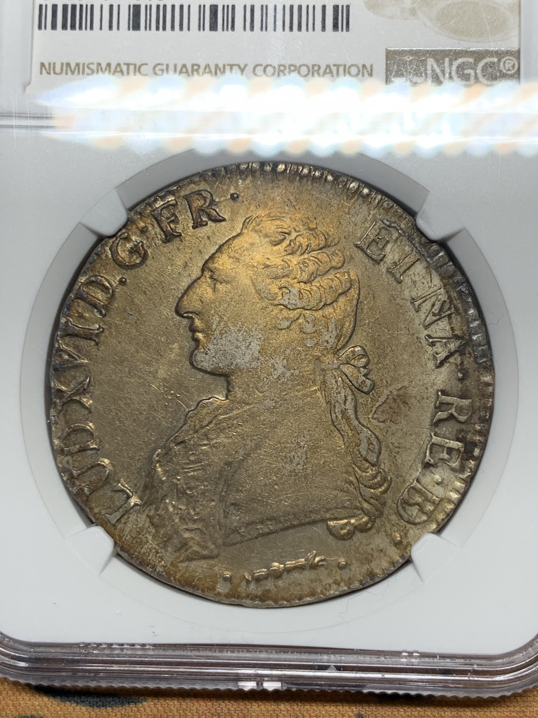 《竞宝斋》第28场-本周日，周一2场连拍（全场顺丰包邮） NGC 评级 法国 1783年 路易十六 埃居 大银币 正反细节清晰，少见减重痕，背面全深打，叶片清晰 难得状态