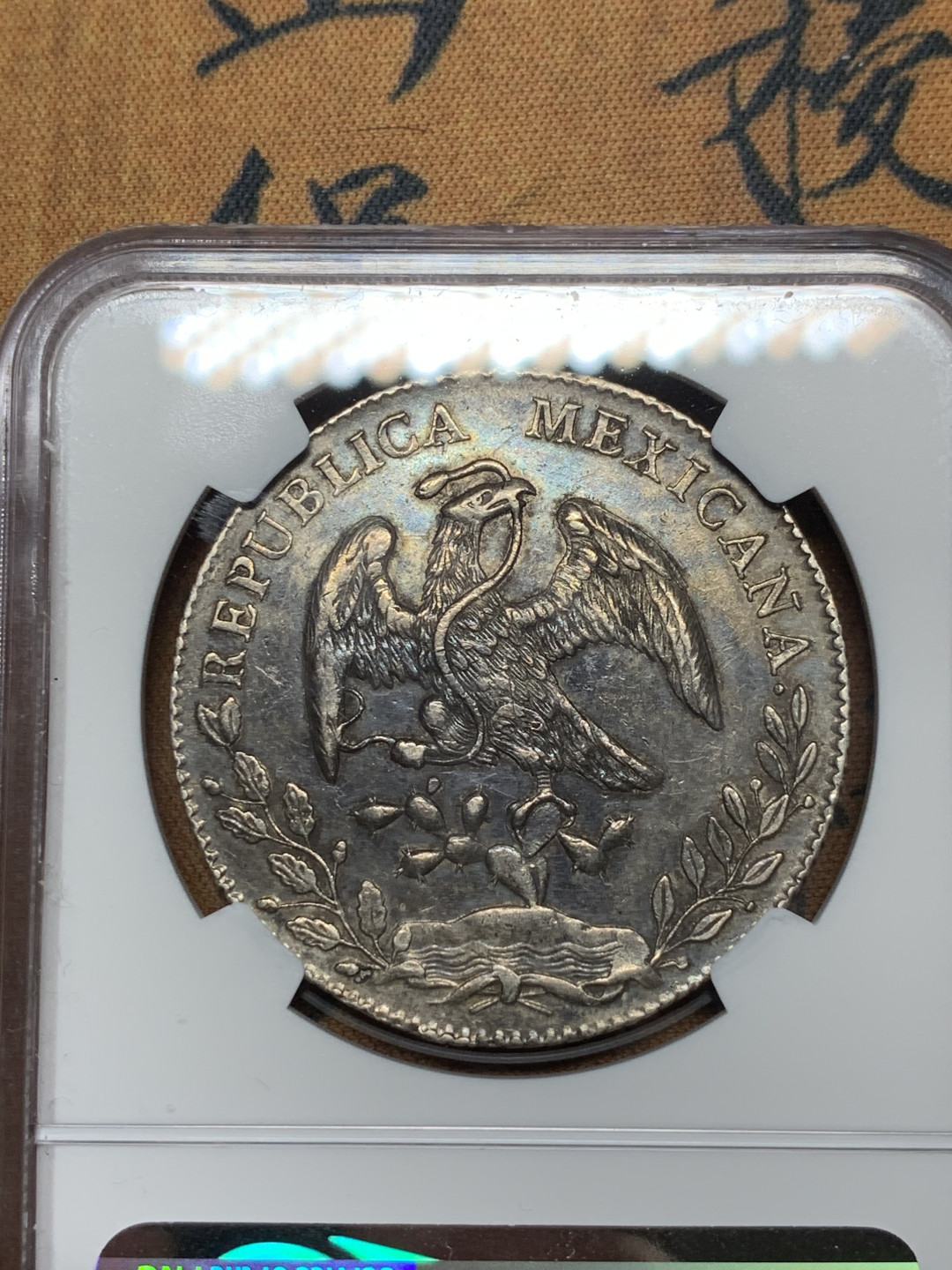 《竞宝斋》第28场-本周日，周一2场连拍（全场顺丰包邮） NGC 评级 1892年 墨西哥 花边鹰洋 银币 深色包浆 状态极佳 深打底板有PL感