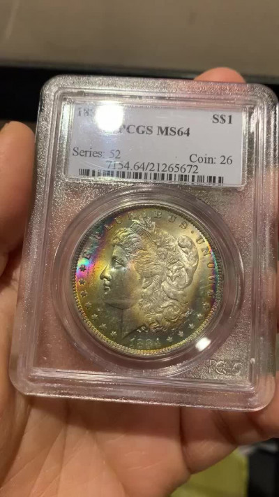 《竞宝斋》第28场-本周日，周一2场连拍（全场顺丰包邮） PCGS-MS64 1884年美国摩根银元 老白盒彩虹包浆 实物绝美