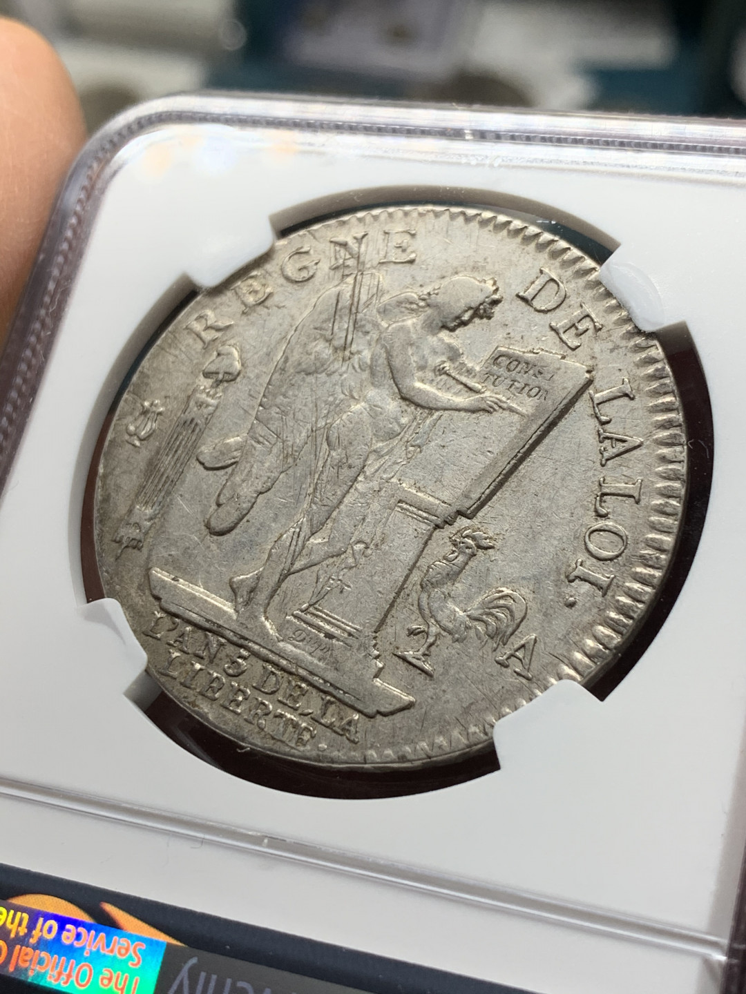 《竞宝斋》第28场-本周日，周一2场连拍（全场顺丰包邮） NGC 评级 法国1793年 路易十六 天使埃居 大银币 整体深打 人物清晰 这个评分也是高手