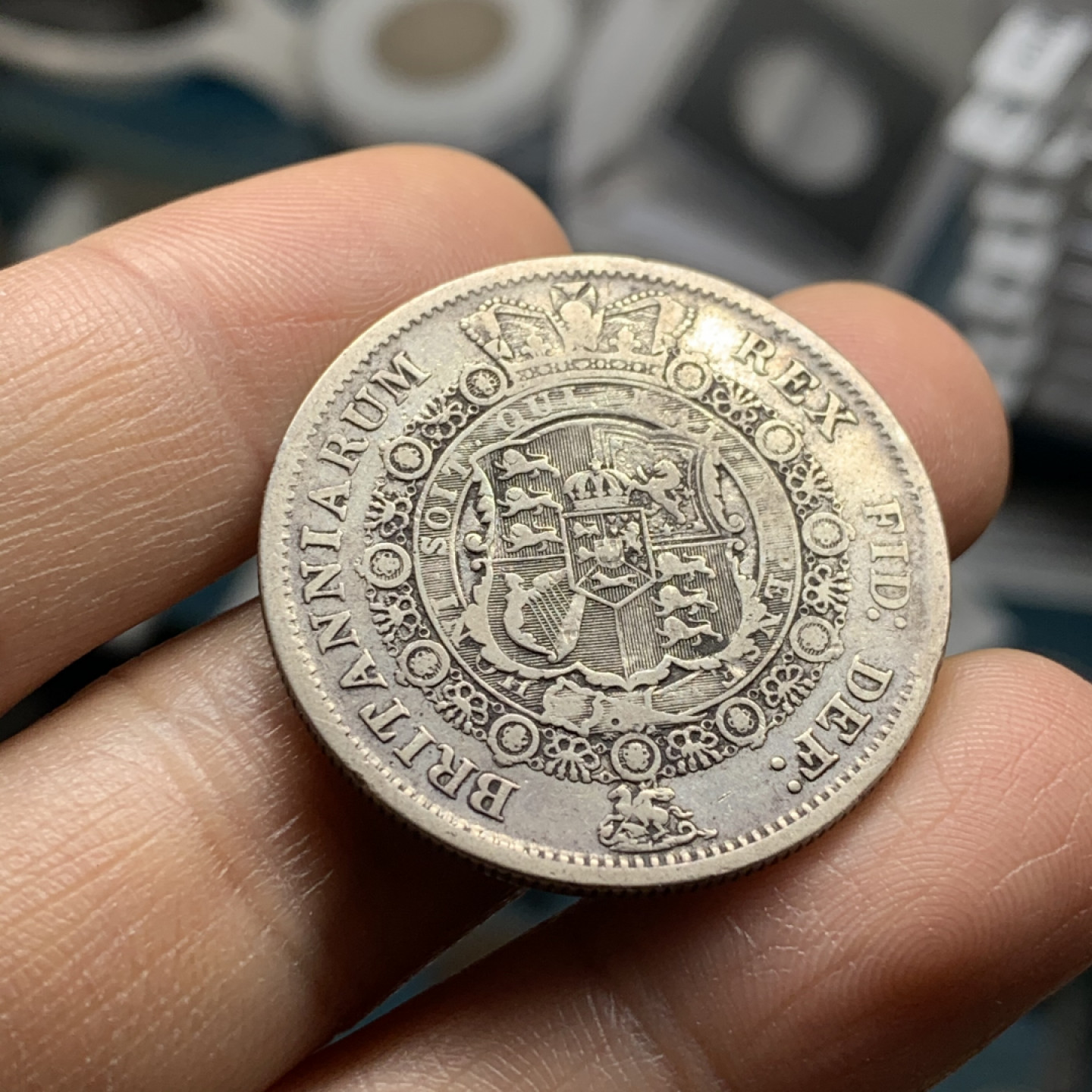 《竞宝斋》第28场-本周日，周一2场连拍（全场顺丰包邮） 原味好细节 英国 1817年 乔三 牛头半克朗 自然流通 状态保存的比较好