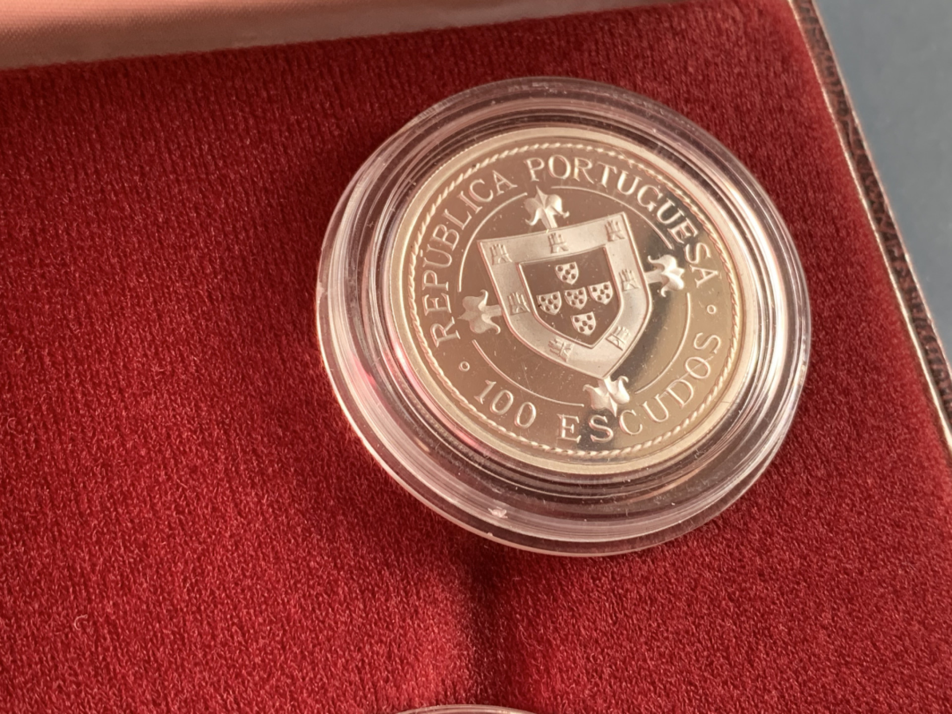 《竞宝斋》第28场-本周日，周一2场连拍（全场顺丰包邮） 原盒证书葡萄牙1987年帆船系列100埃斯库多 精制银币 总重66克925银 完美状态