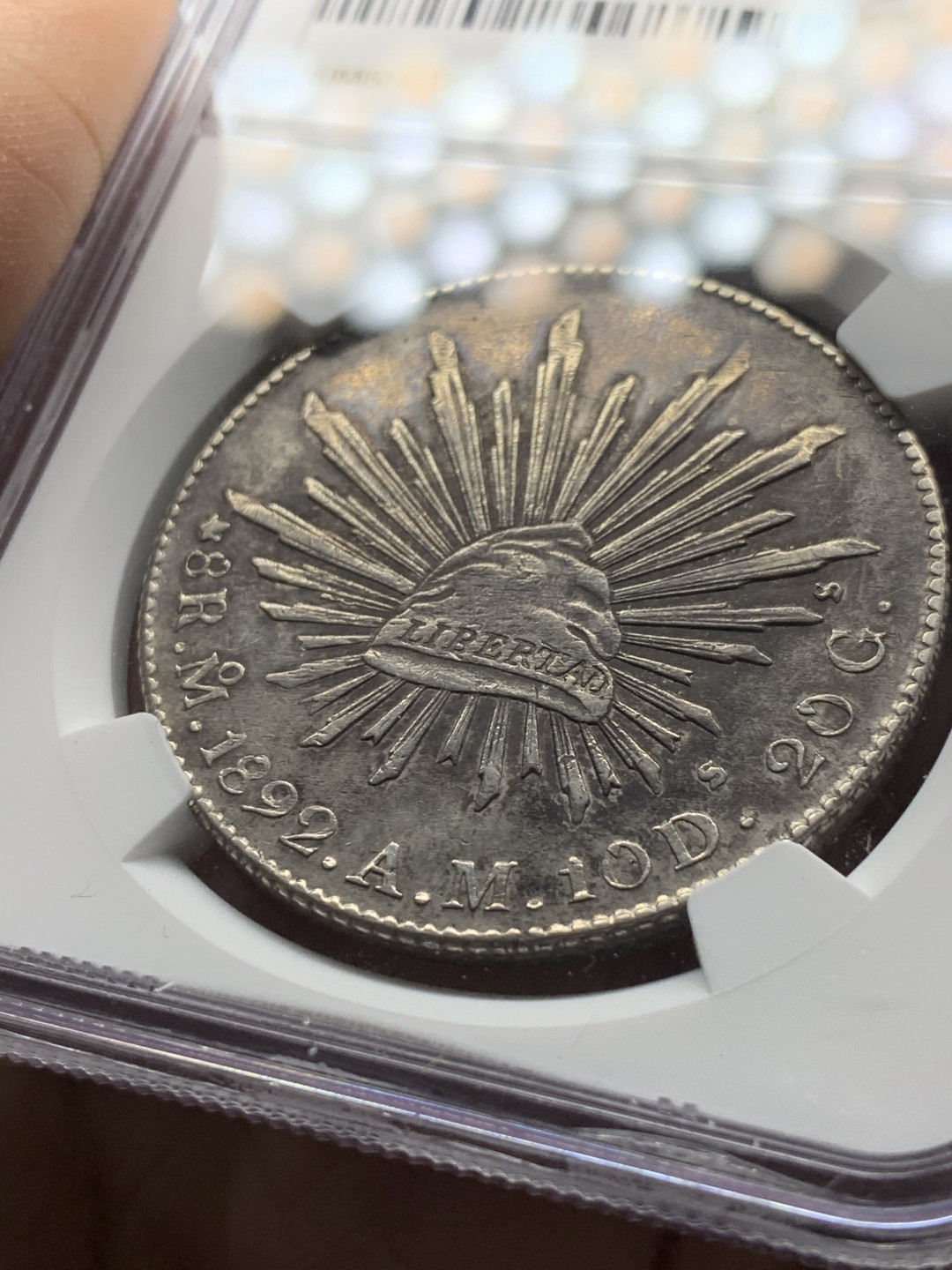 《竞宝斋》第28场-本周日，周一2场连拍（全场顺丰包邮） NGC 评级 1892年 墨西哥 花边鹰洋 银币 深色包浆 状态极佳 深打底板有PL感