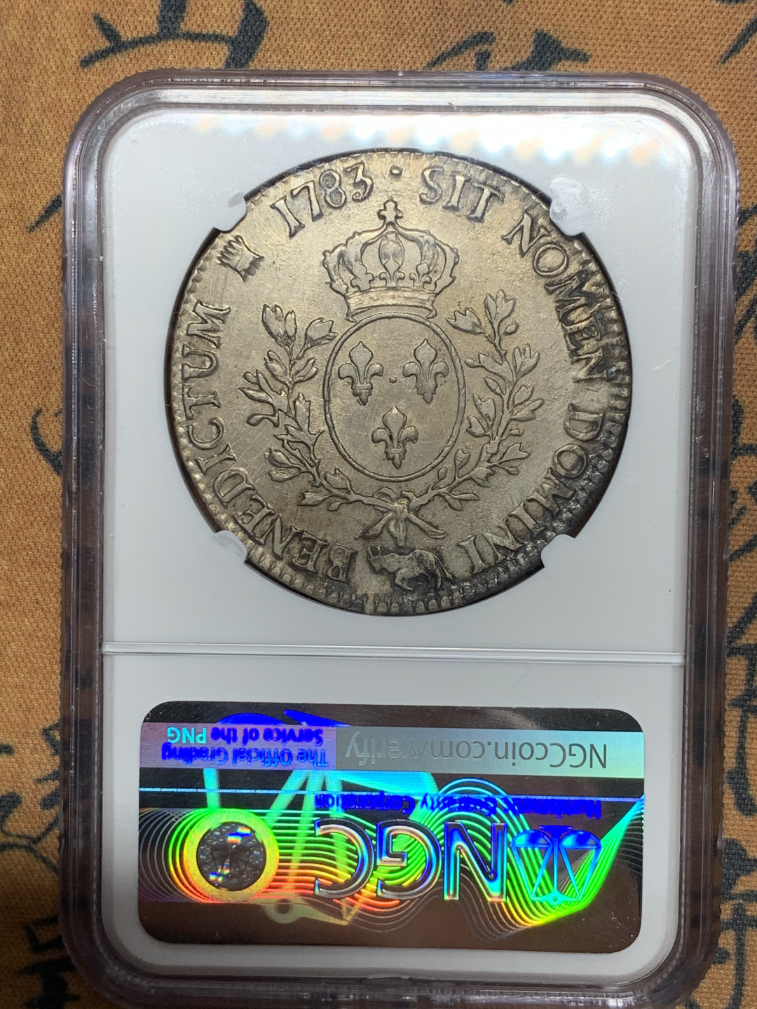 《竞宝斋》第28场-本周日，周一2场连拍（全场顺丰包邮） NGC 评级 法国 1783年 路易十六 埃居 大银币 正反细节清晰，少见减重痕，背面全深打，叶片清晰 难得状态