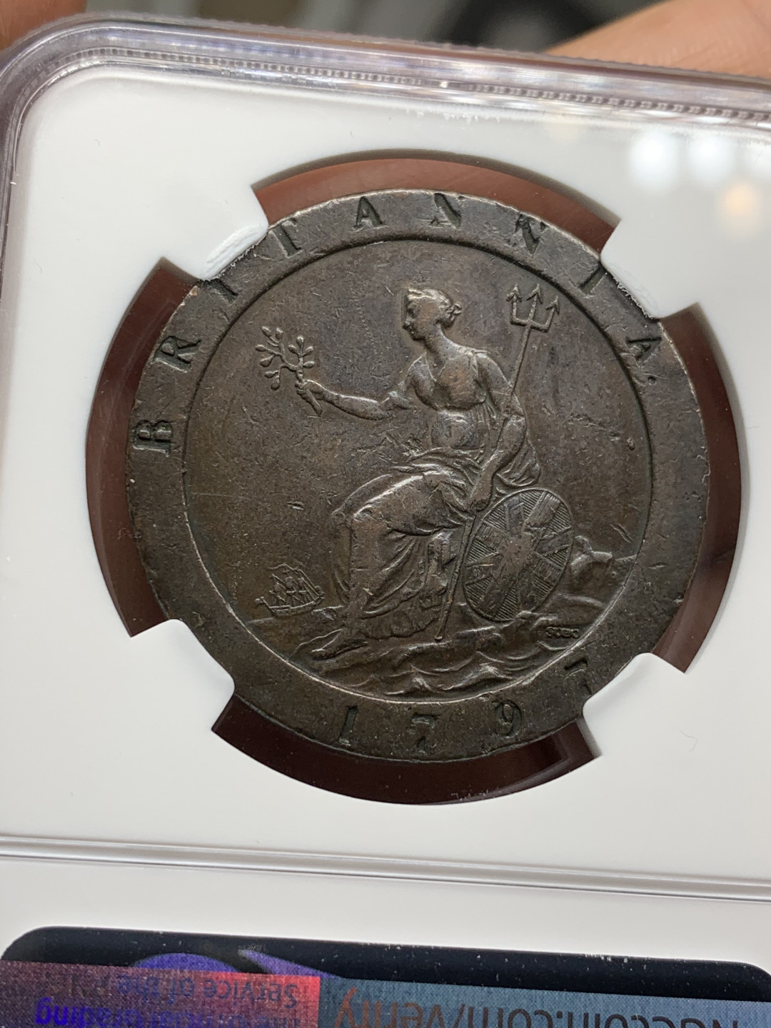 《竞宝斋》第28场-本周日，周一2场连拍（全场顺丰包邮） NGC 评级 英国 1797年 乔三 车轮版 1便士 铜币 大个超厚 巧克力包浆 比2便士 车轮少见很多