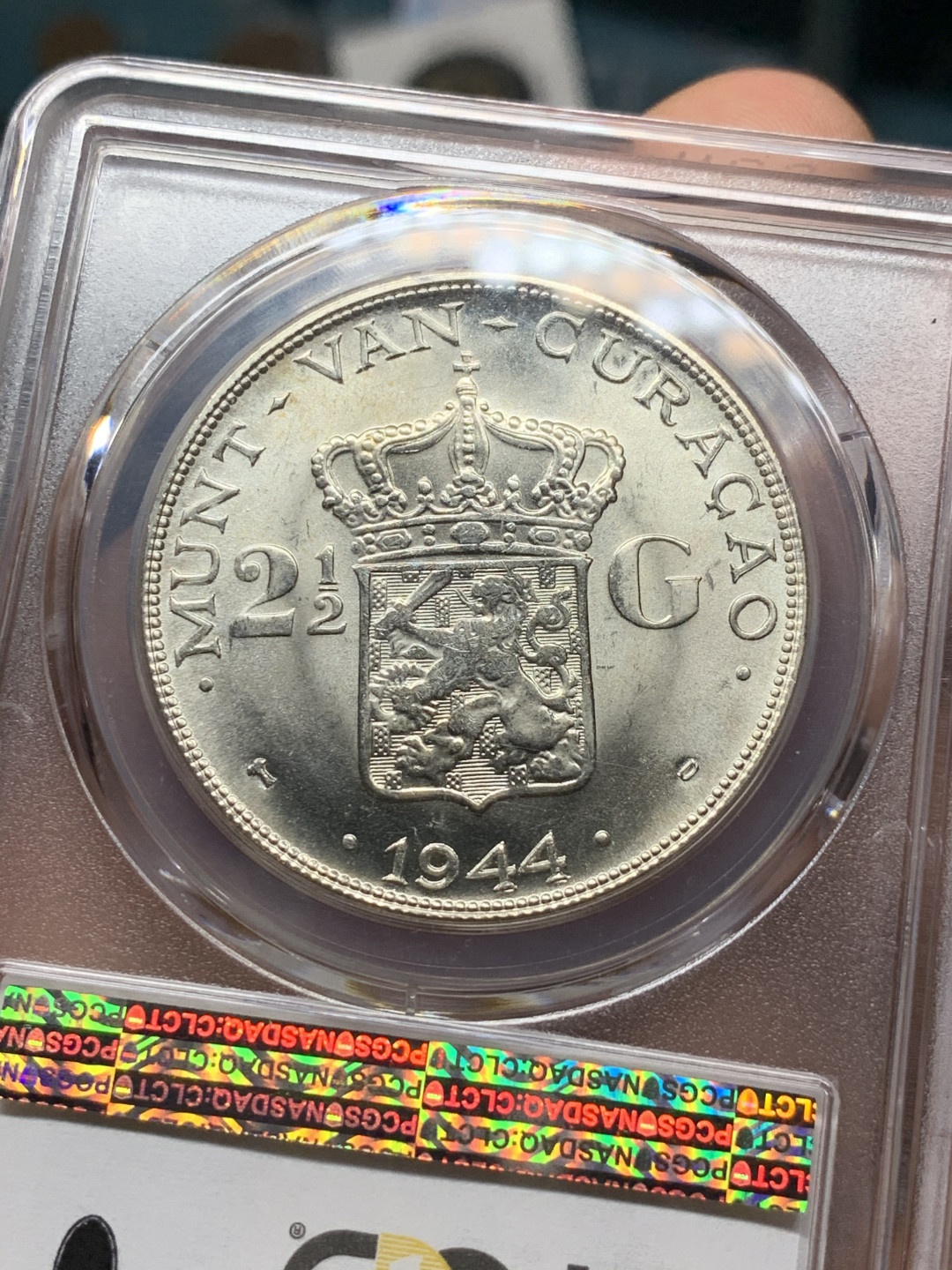 《竞宝斋》第28场-本周日，周一2场连拍（全场顺丰包邮） PCGS MS65 更高分只有2枚！荷属库拉索 1944年威廉明娜 2.5盾大银币 机铸纹明显 凝霜状态难得