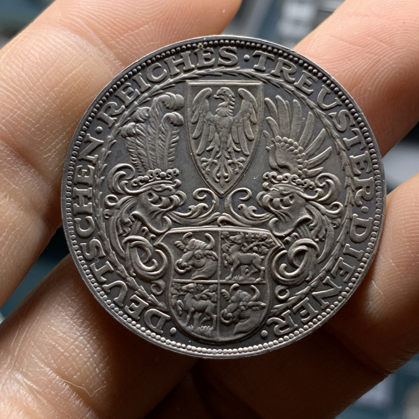 《竞宝斋》第28场-本周日，周一2场连拍（全场顺丰包邮） 德国1927年 兴登堡80大寿 5马克大银币章 欧洲包浆 一流品相