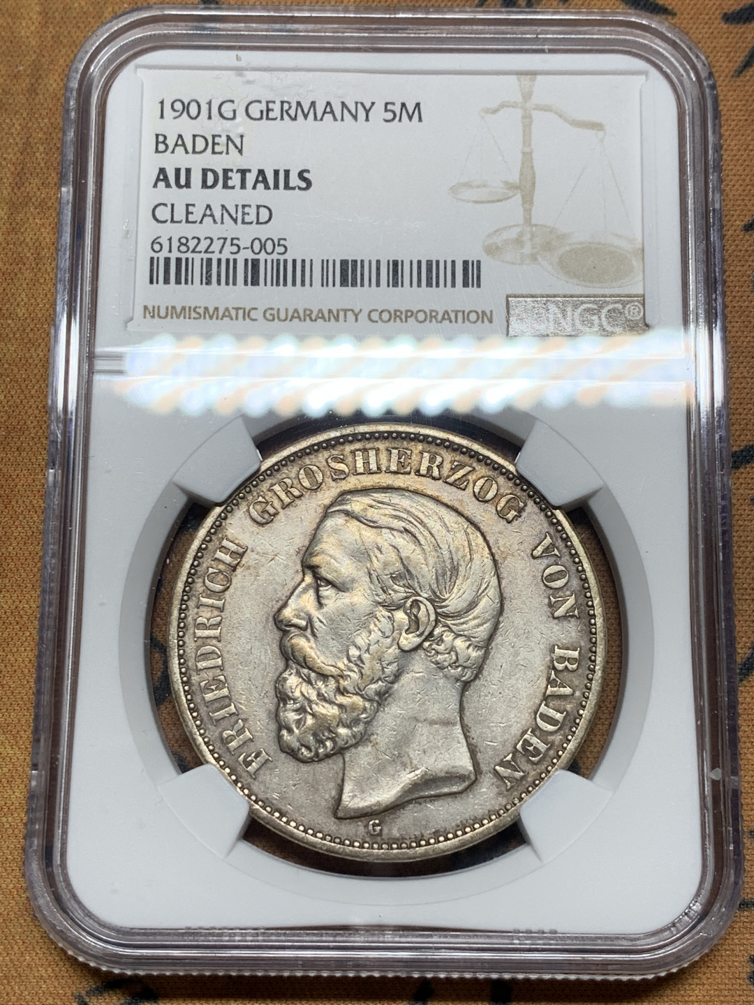 《竞宝斋》第28场-本周日，周一2场连拍（全场顺丰包邮） NGC AU评级 原味包浆  1901年 巴登5马克 大银币 高点具在 难得品相