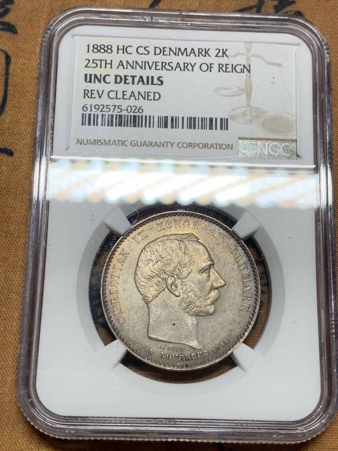 《竞宝斋》第28场-本周日，周一2场连拍（全场顺丰包邮） NGC UNC评级 少见 丹麦 1888年 2克朗银币 老包浆挺吃亏 发丝无磨损 喜欢的不要错过