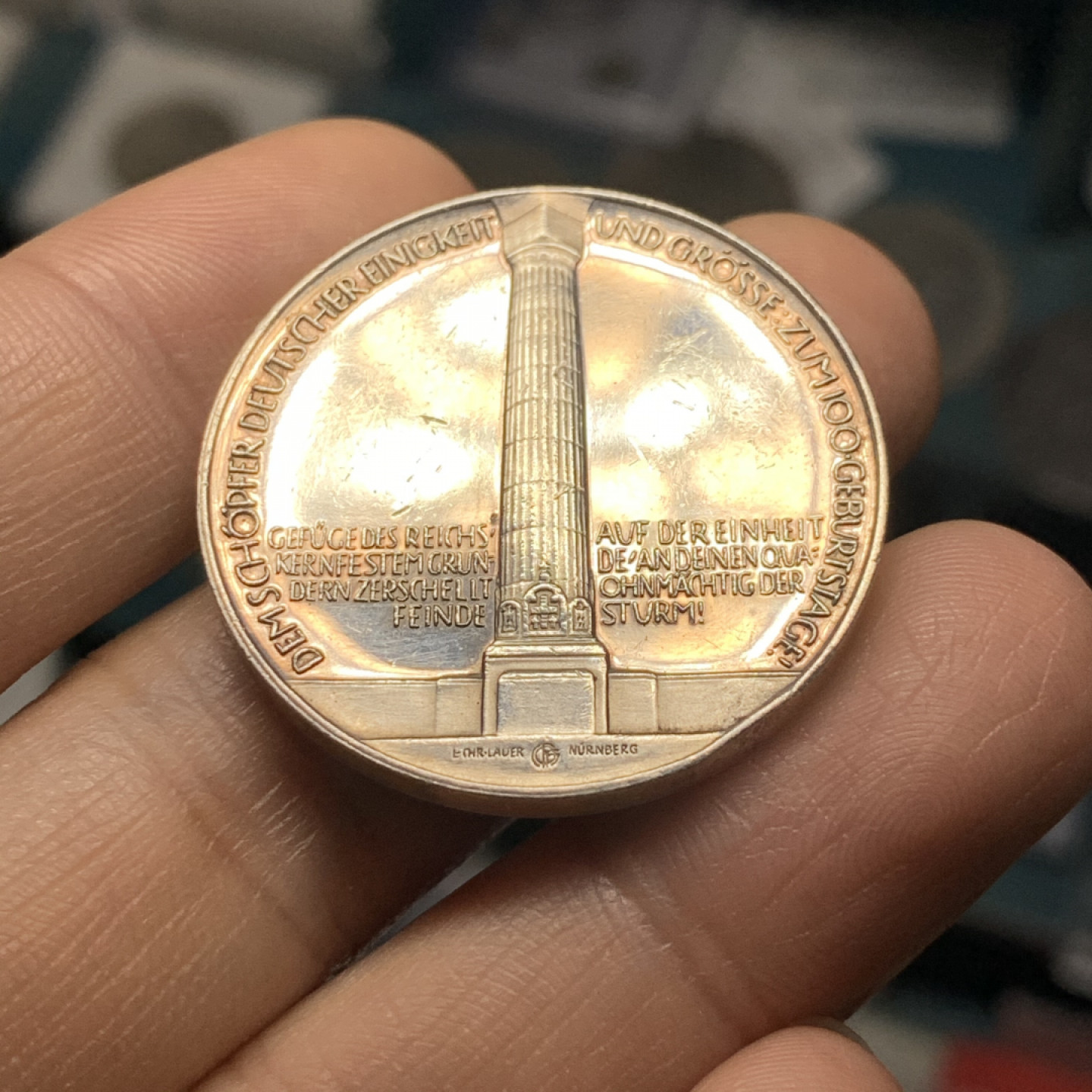 《竞宝斋》第28场-本周日，周一2场连拍（全场顺丰包邮） 德国 1915年 俾斯麦 建功碑 银章 少见品种 细节见图 17.7克 33.3mm