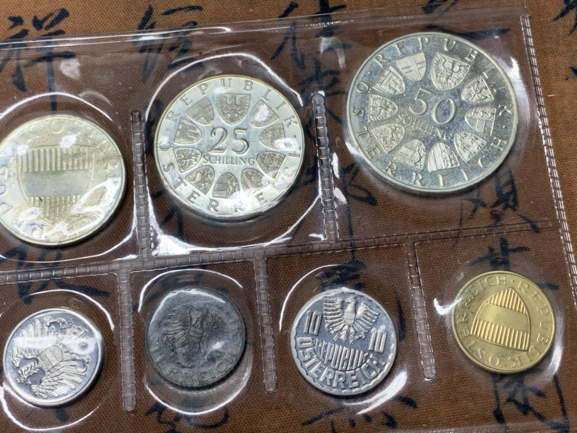 《竞宝斋》第28场-本周日，周一2场连拍（全场顺丰包邮） 原封装 奥地利 1972年 9枚套精制币 其中三枚大的是银币