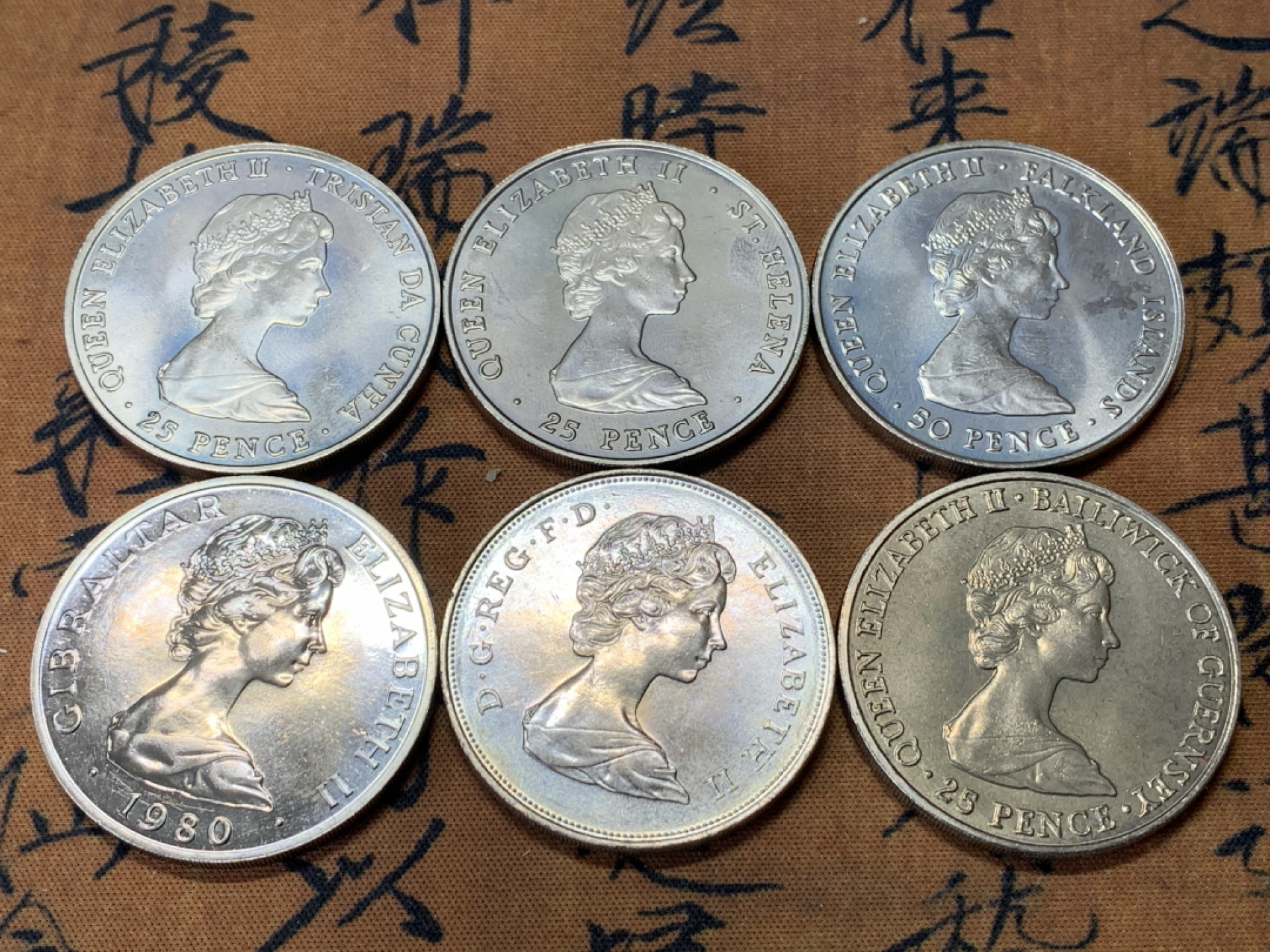 《竞宝斋》第28场-本周日，周一2场连拍（全场顺丰包邮） 英属六国纪念女王80岁生日1980年圣赫勒拿/福克兰群岛/特里斯坦.达库尼亚/格恩西/直布罗陀/英国