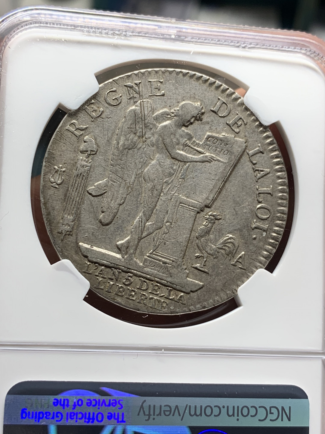 《竞宝斋》第28场-本周日，周一2场连拍（全场顺丰包邮） NGC 评级 法国1793年 路易十六 天使埃居 大银币 整体深打 人物清晰 这个评分也是高手