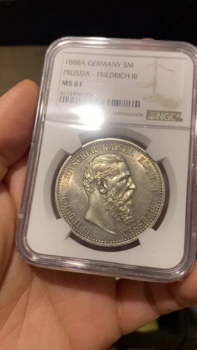 《竞宝斋》第28场-本周日，周一2场连拍（全场顺丰包邮） 德国弗里德里希三皇之年短翅5马克1888年，NGC-MS61