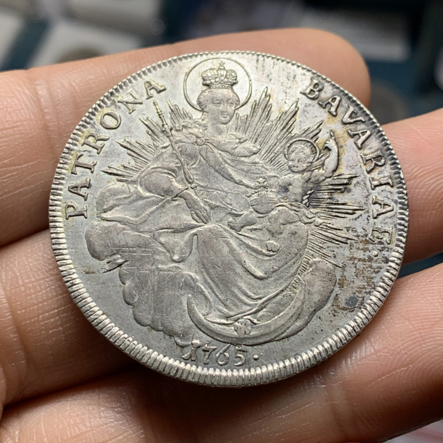 《竞宝斋》第28场-本周日，周一2场连拍（全场顺丰包邮） 德国巴伐利亚 1765年 圣母抱婴 大泰勒 银币 带光原味好品 非常难得的品相