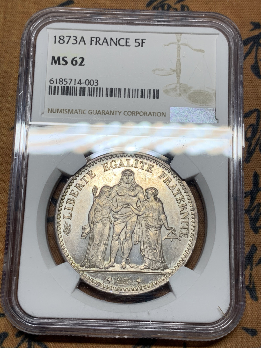 《竞宝斋》第28场-本周日，周一2场连拍（全场顺丰包邮） NGC MS62 法国 1873年 大力神 5法郎 银币 超越评分的状态 大力神的鼻尖都非常挺拔，车轮光