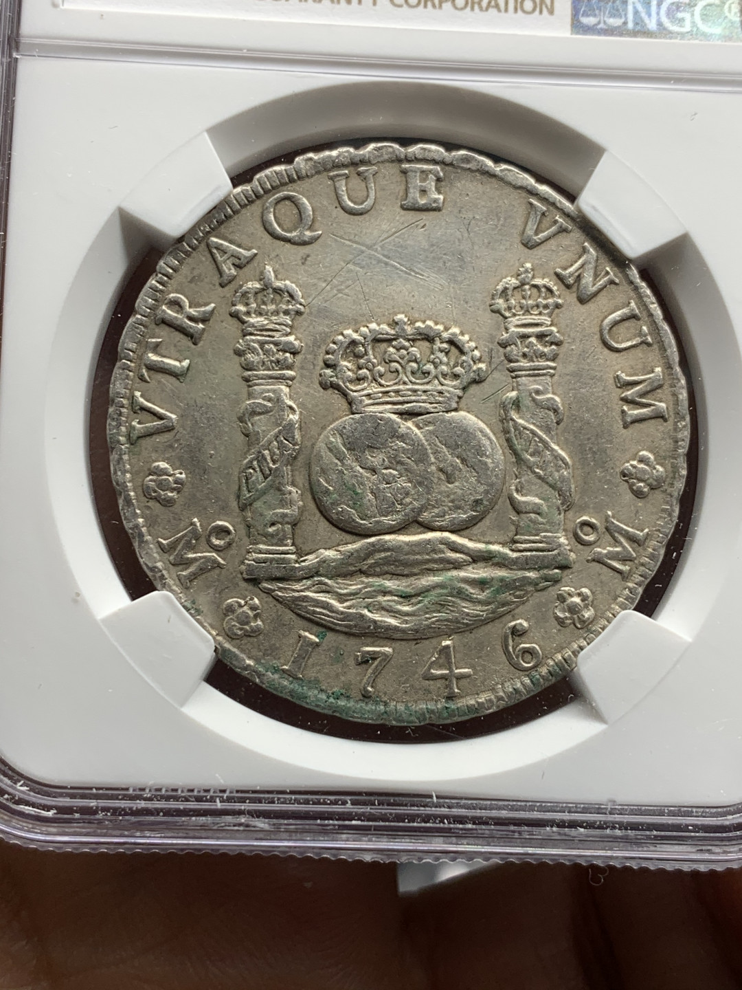 《竞宝斋》第28场-本周日，周一2场连拍（全场顺丰包邮） NGC-XFD  1746  西属墨西哥  费五 早期地球双柱  8里亚尔  原味难得  