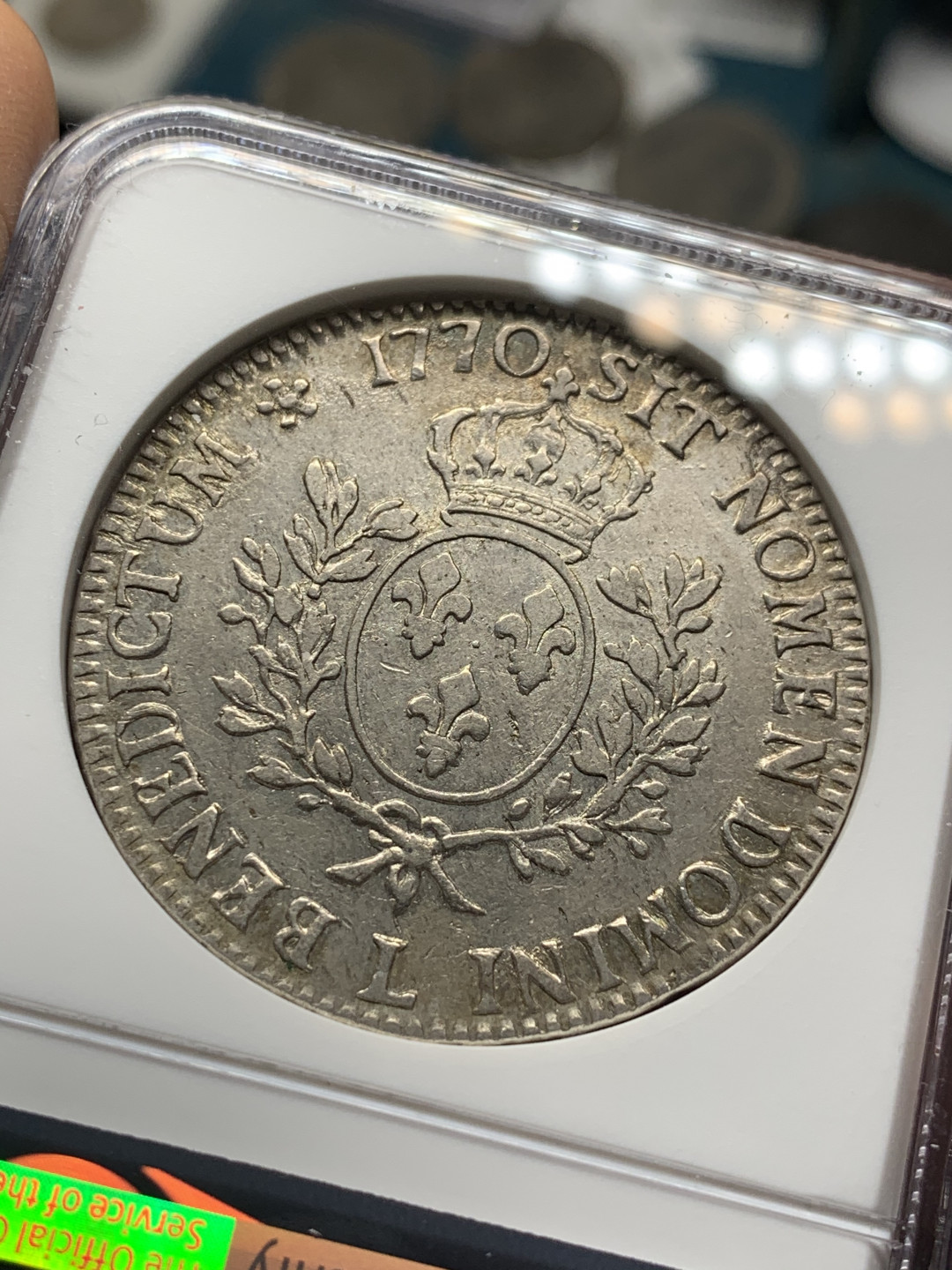 《竞宝斋》第28场-本周日，周一2场连拍（全场顺丰包邮） NGC 评级 法国 1770年 L版 路易十五 埃居大银币 本币细节清晰 人物神态自然 正面无减重的实在难得 顺带奉送币胚缺陷，美的自然