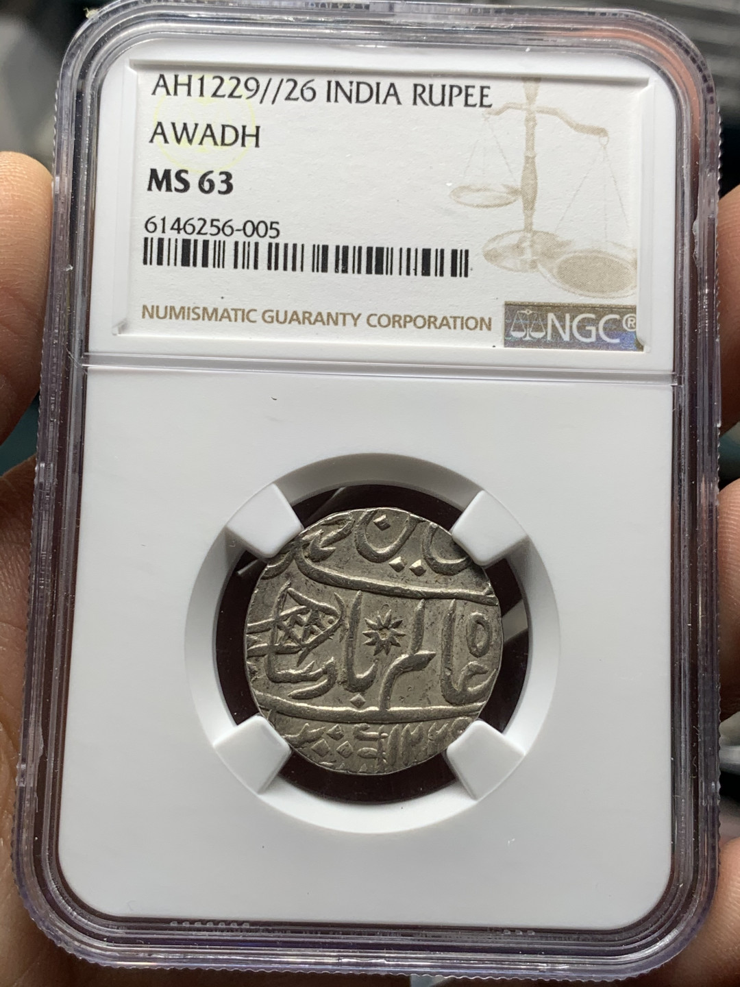 《竞宝斋》第28场-本周日，周一2场连拍（全场顺丰包邮） NGC-MS63 英属印度1810年孟加拉辖区莫卧儿式1卢比银币 唯一亚军分 有鱼、芒星、四瓣花