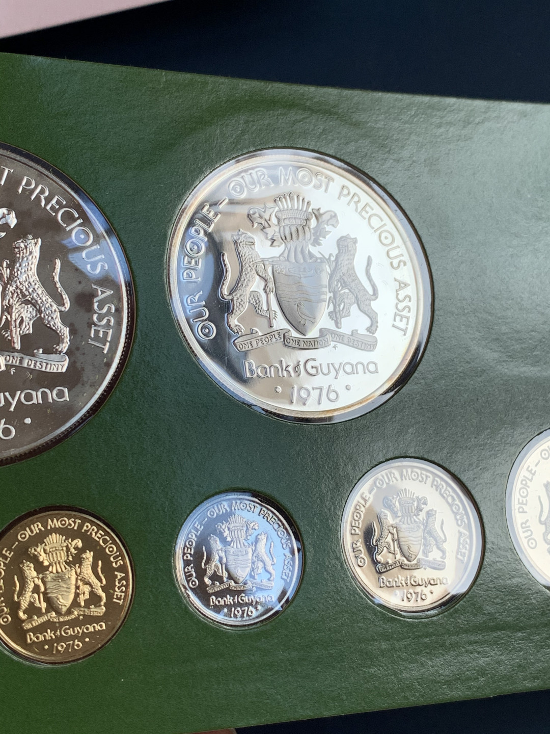 《竞宝斋》第28场-本周日，周一2场连拍（全场顺丰包邮） 原盒证书 圭亚那1976年 8枚套精制币 5元和10元都是银币 富兰克林造币厂