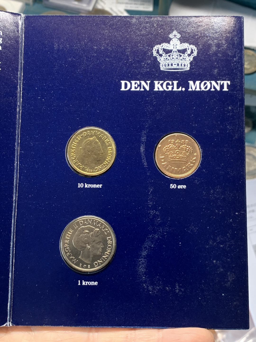 《竞宝斋》第28场-本周日，周一2场连拍（全场顺丰包邮） 原封装丹麦 1989年 50分/1克朗/10克朗 卡装三枚套币 非常少见的封装套币