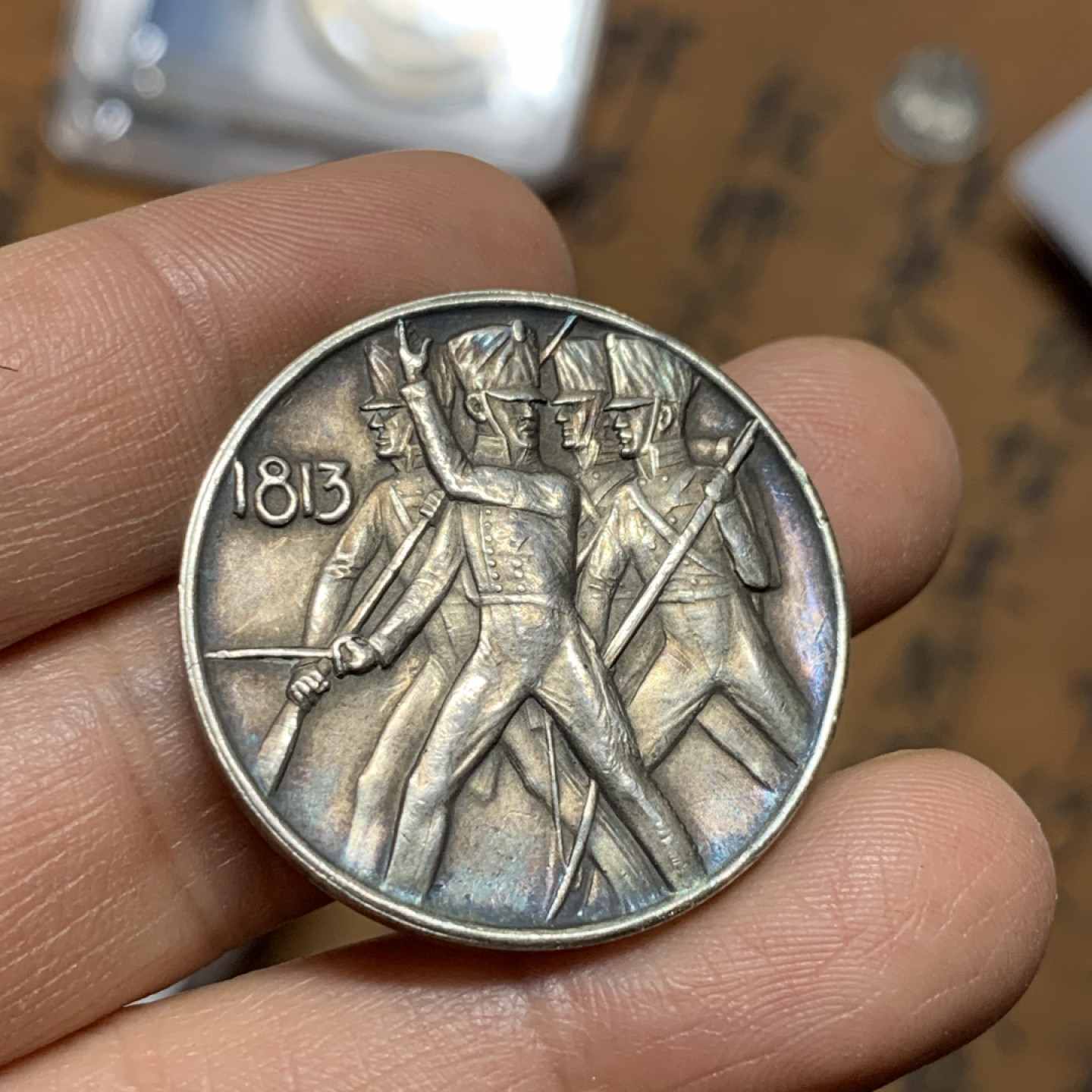 《竞宝斋》第28场-本周日，周一2场连拍（全场顺丰包邮） 裸章 德国1913年，解放战争100周年银章，直径33mm，重量18g,酱彩包浆990银