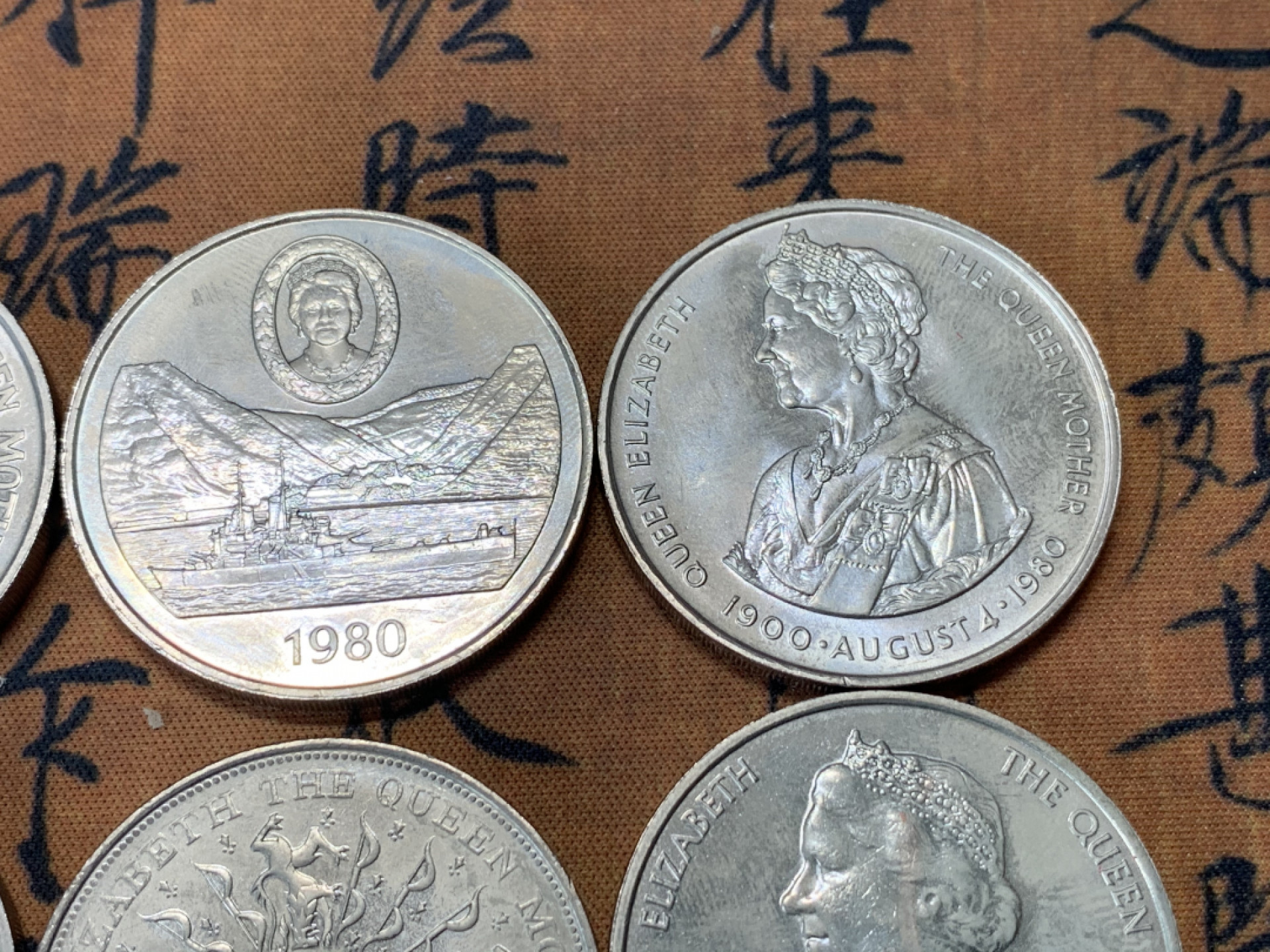 《竞宝斋》第28场-本周日，周一2场连拍（全场顺丰包邮） 英属六国纪念女王80岁生日1980年圣赫勒拿/福克兰群岛/特里斯坦.达库尼亚/格恩西/直布罗陀/英国