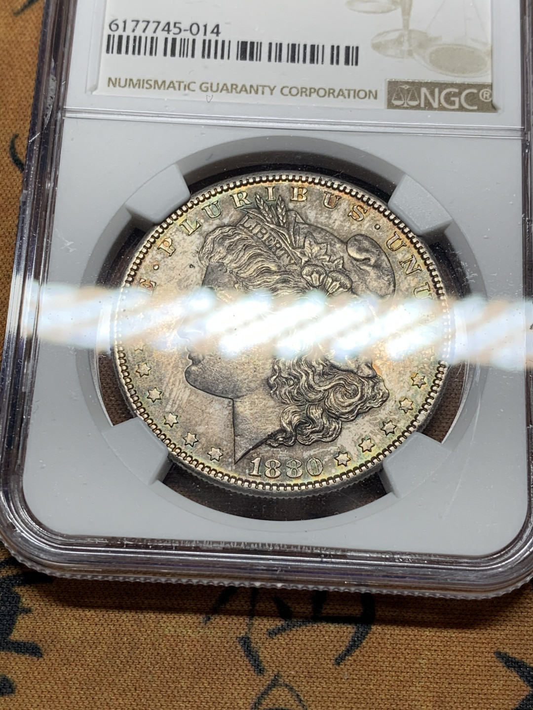 《竞宝斋》第28场-本周日，周一2场连拍（全场顺丰包邮） NGC-MS63 深五彩 美国1880年 摩根银元 N 刚出炉，包浆币给分不易