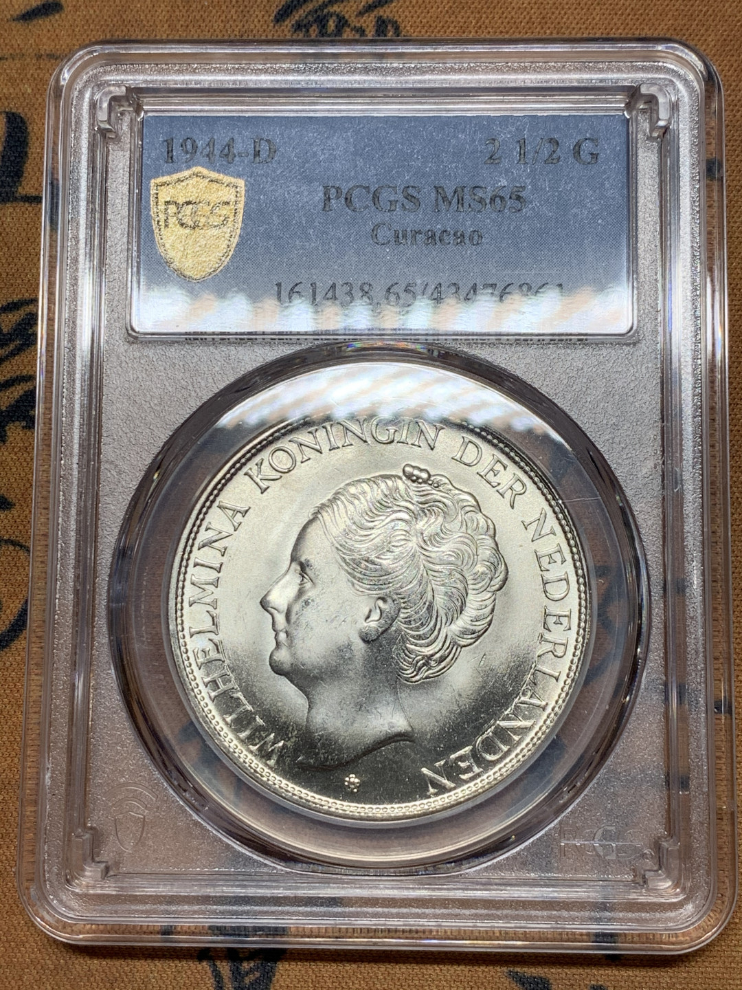 《竞宝斋》第28场-本周日，周一2场连拍（全场顺丰包邮） PCGS MS65 更高分只有2枚！荷属库拉索 1944年威廉明娜 2.5盾大银币 机铸纹明显 凝霜状态难得