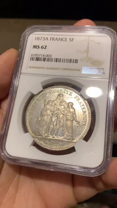 《竞宝斋》第28场-本周日，周一2场连拍（全场顺丰包邮） NGC MS62 法国 1873年 大力神 5法郎 银币 超越评分的状态 大力神的鼻尖都非常挺拔，车轮光