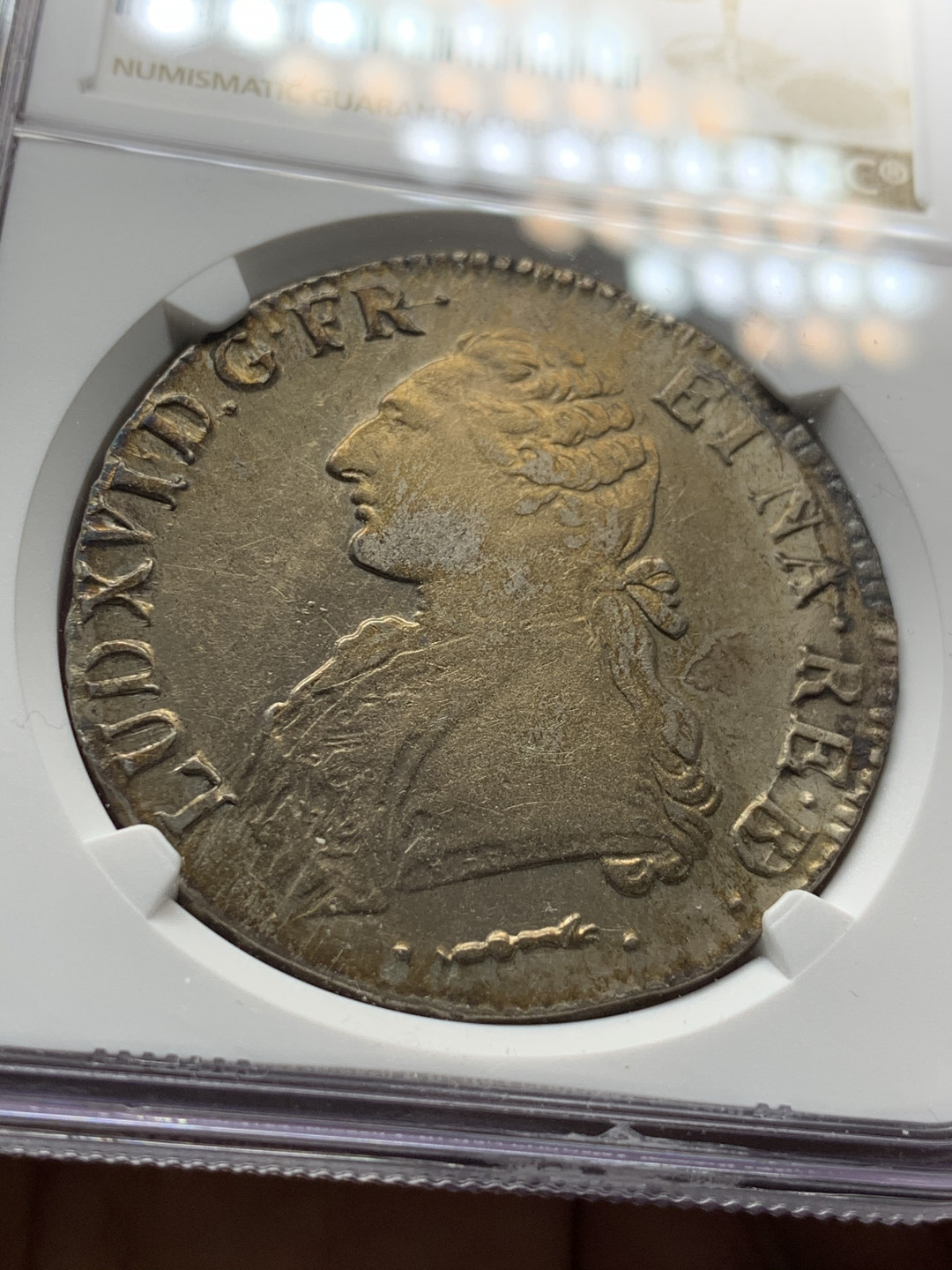 《竞宝斋》第28场-本周日，周一2场连拍（全场顺丰包邮） NGC 评级 法国 1783年 路易十六 埃居 大银币 正反细节清晰，少见减重痕，背面全深打，叶片清晰 难得状态