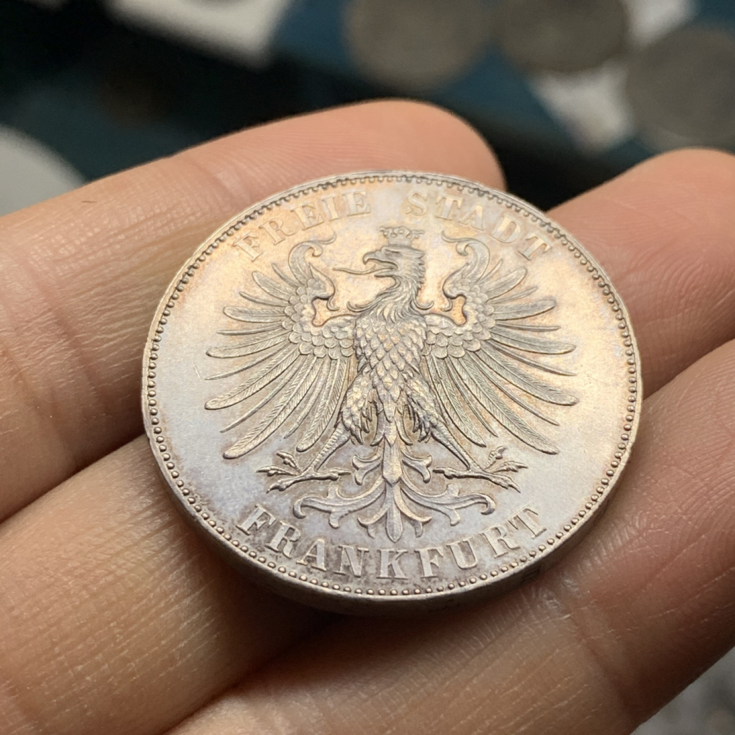 《竞宝斋》第28场-本周日，周一2场连拍（全场顺丰包邮） 裸币 德国法兰克福席勒纪念1泰勒，1859年PL底板