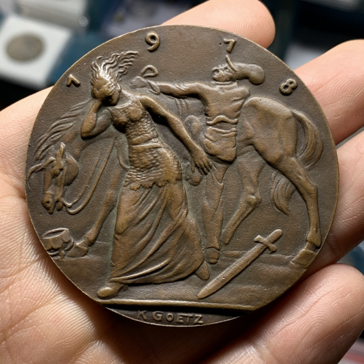 《竞宝斋》第28场-本周日，周一2场连拍（全场顺丰包邮） 裸章 德国1918年原铸，逝世20周年纪念德皇退位，卡尔歌茨雕刻纪念俾斯麦大铜章，直径58mm，重量62.8g