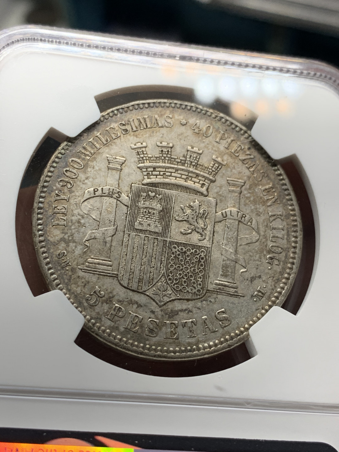 《竞宝斋》第28场-本周日，周一2场连拍（全场顺丰包邮） NGC 评级 深五彩 西班牙 1870年 5比塞塔 坐人拿花 大银币 细节很好，高点清晰