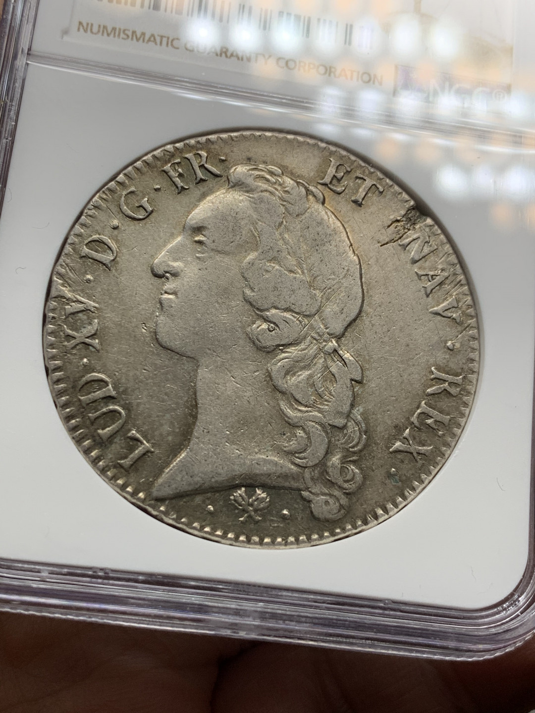 《竞宝斋》第28场-本周日，周一2场连拍（全场顺丰包邮） NGC 评级 法国 1770年 L版 路易十五 埃居大银币 本币细节清晰 人物神态自然 正面无减重的实在难得 顺带奉送币胚缺陷，美的自然