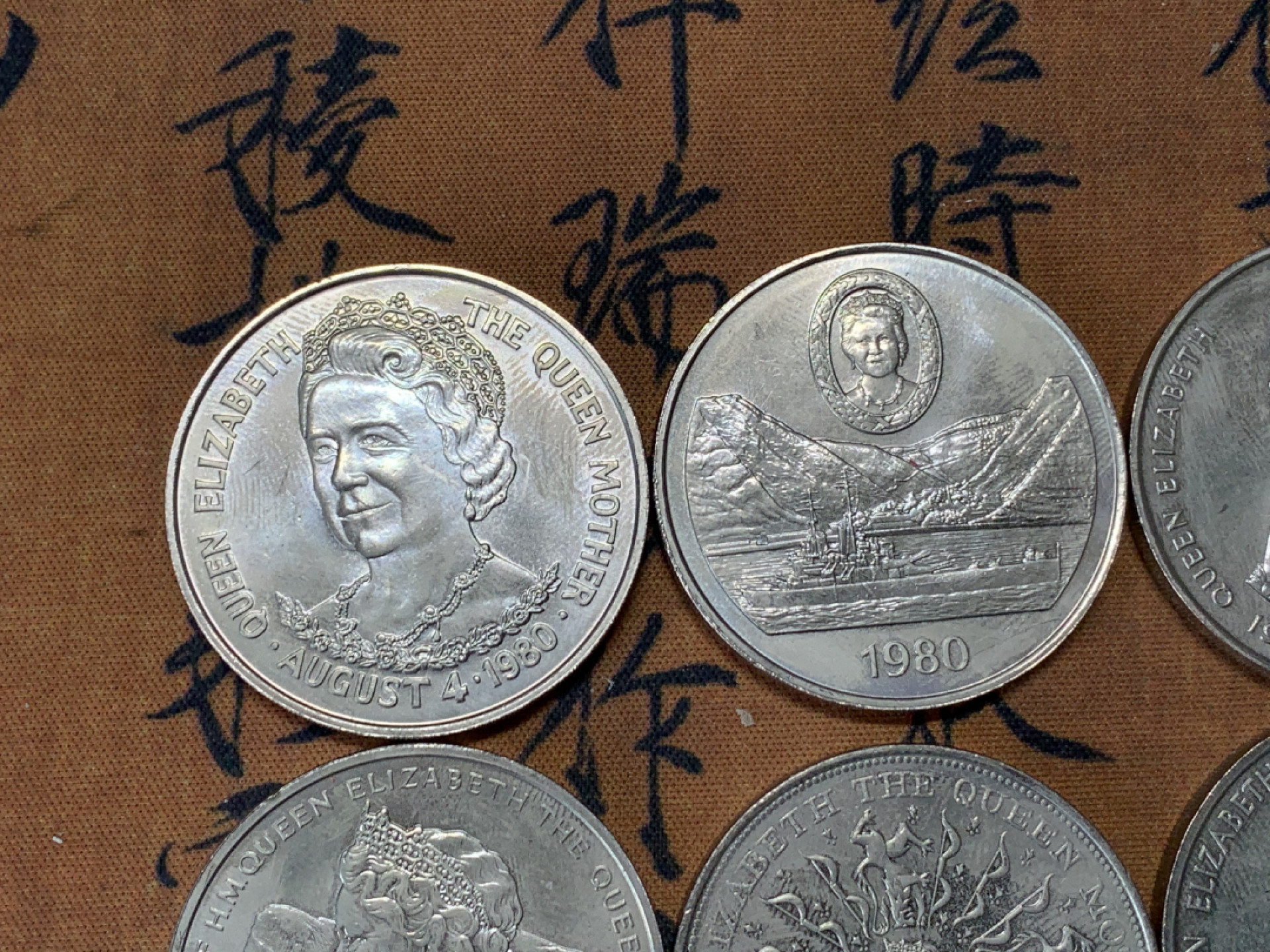 《竞宝斋》第28场-本周日，周一2场连拍（全场顺丰包邮） 英属六国纪念女王80岁生日1980年圣赫勒拿/福克兰群岛/特里斯坦.达库尼亚/格恩西/直布罗陀/英国