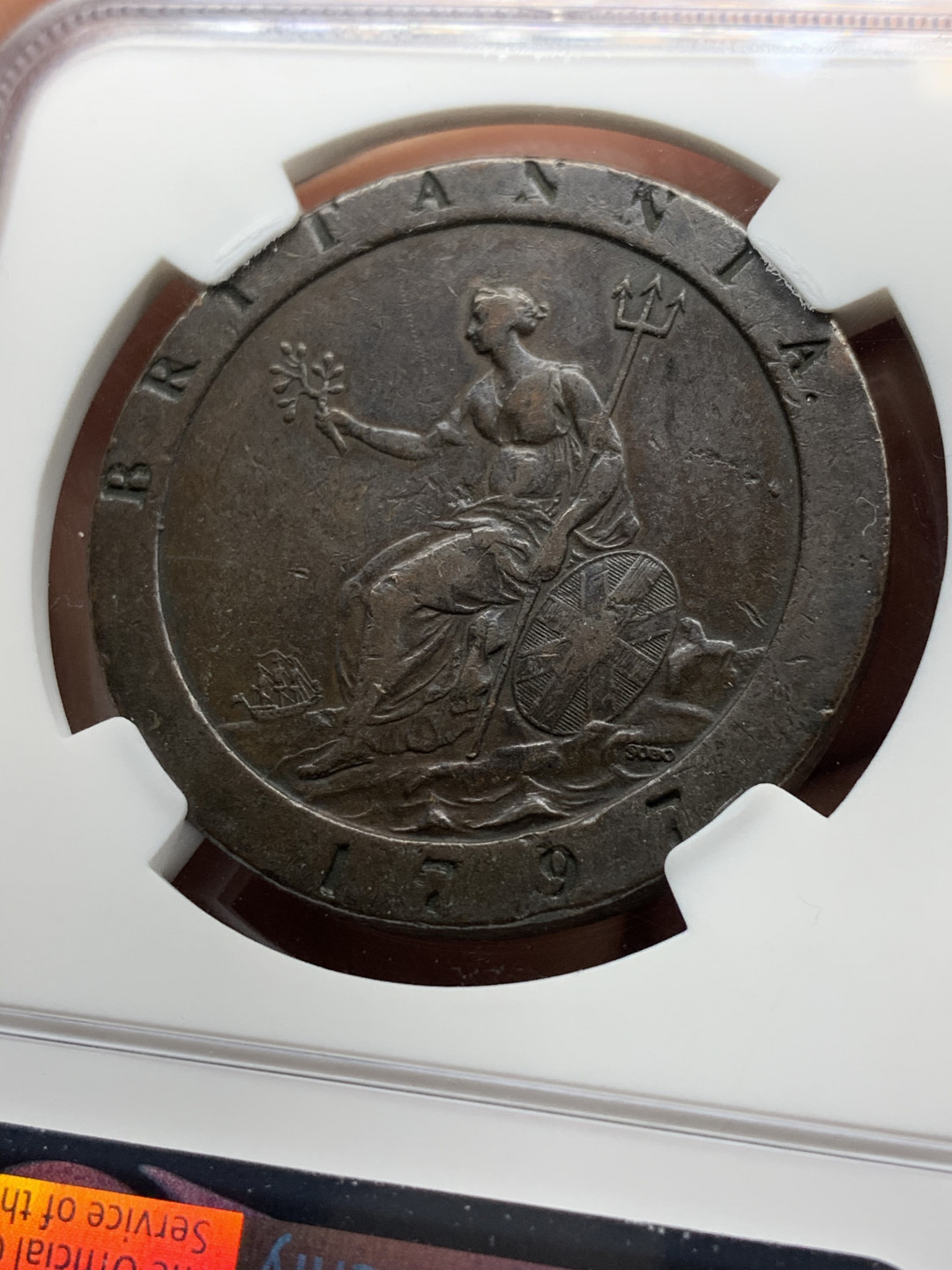 《竞宝斋》第28场-本周日，周一2场连拍（全场顺丰包邮） NGC 评级 英国 1797年 乔三 车轮版 1便士 铜币 大个超厚 巧克力包浆 比2便士 车轮少见很多