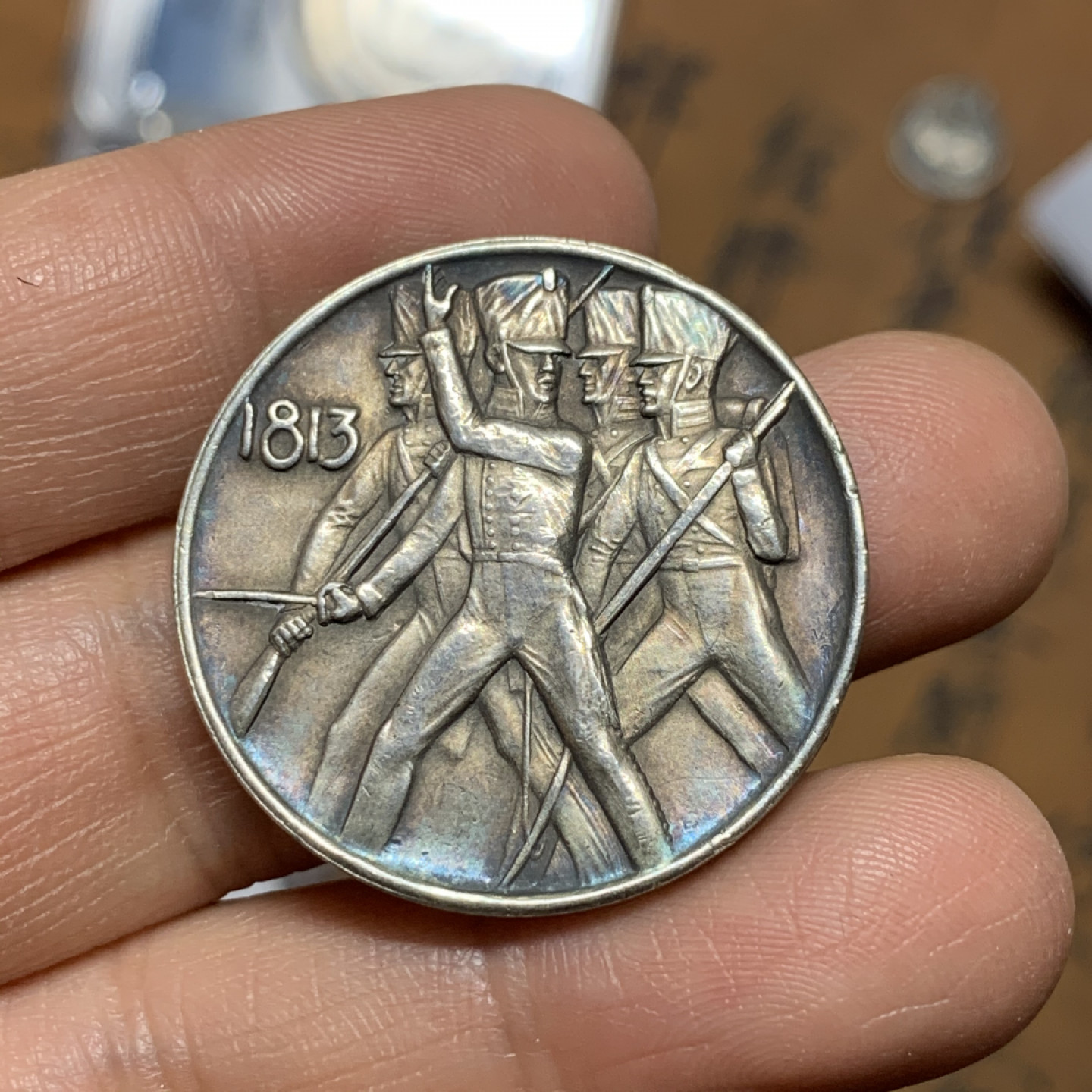 《竞宝斋》第28场-本周日，周一2场连拍（全场顺丰包邮） 裸章 德国1913年，解放战争100周年银章，直径33mm，重量18g,酱彩包浆990银