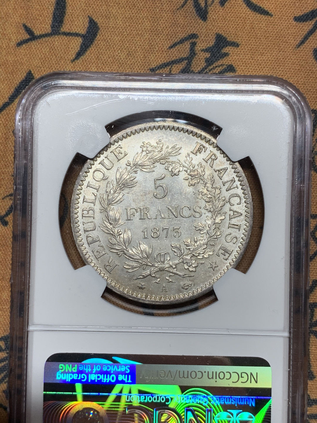 《竞宝斋》第28场-本周日，周一2场连拍（全场顺丰包邮） NGC MS62 法国 1873年 大力神 5法郎 银币 超越评分的状态 大力神的鼻尖都非常挺拔，车轮光