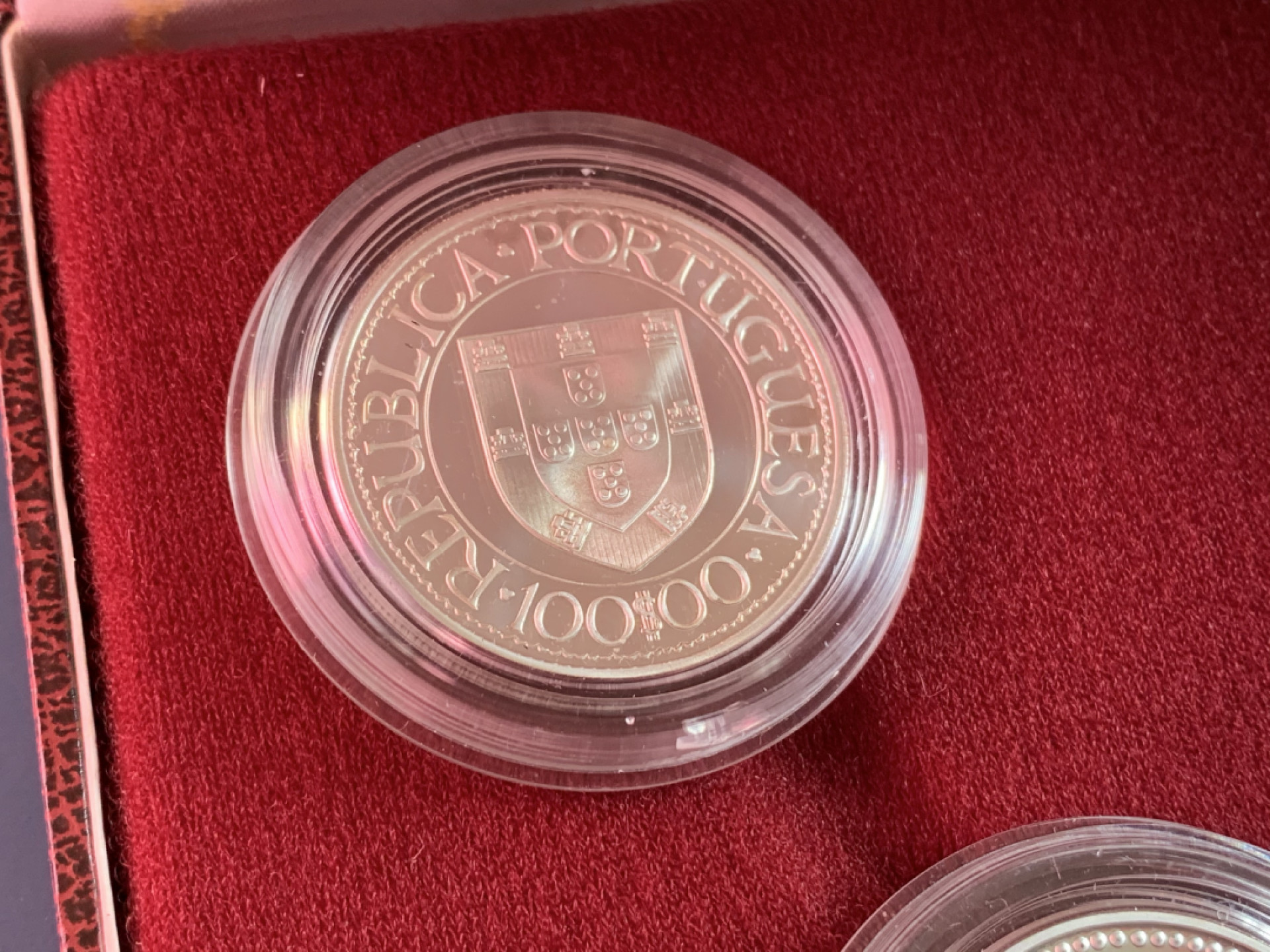 《竞宝斋》第28场-本周日，周一2场连拍（全场顺丰包邮） 原盒证书葡萄牙1987年帆船系列100埃斯库多 精制银币 总重66克925银 完美状态