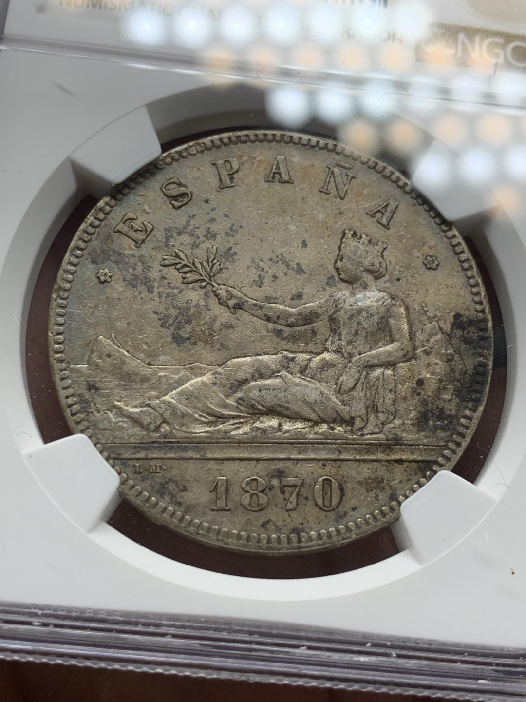 《竞宝斋》第28场-本周日，周一2场连拍（全场顺丰包邮） NGC 评级 深五彩 西班牙 1870年 5比塞塔 坐人拿花 大银币 细节很好，高点清晰