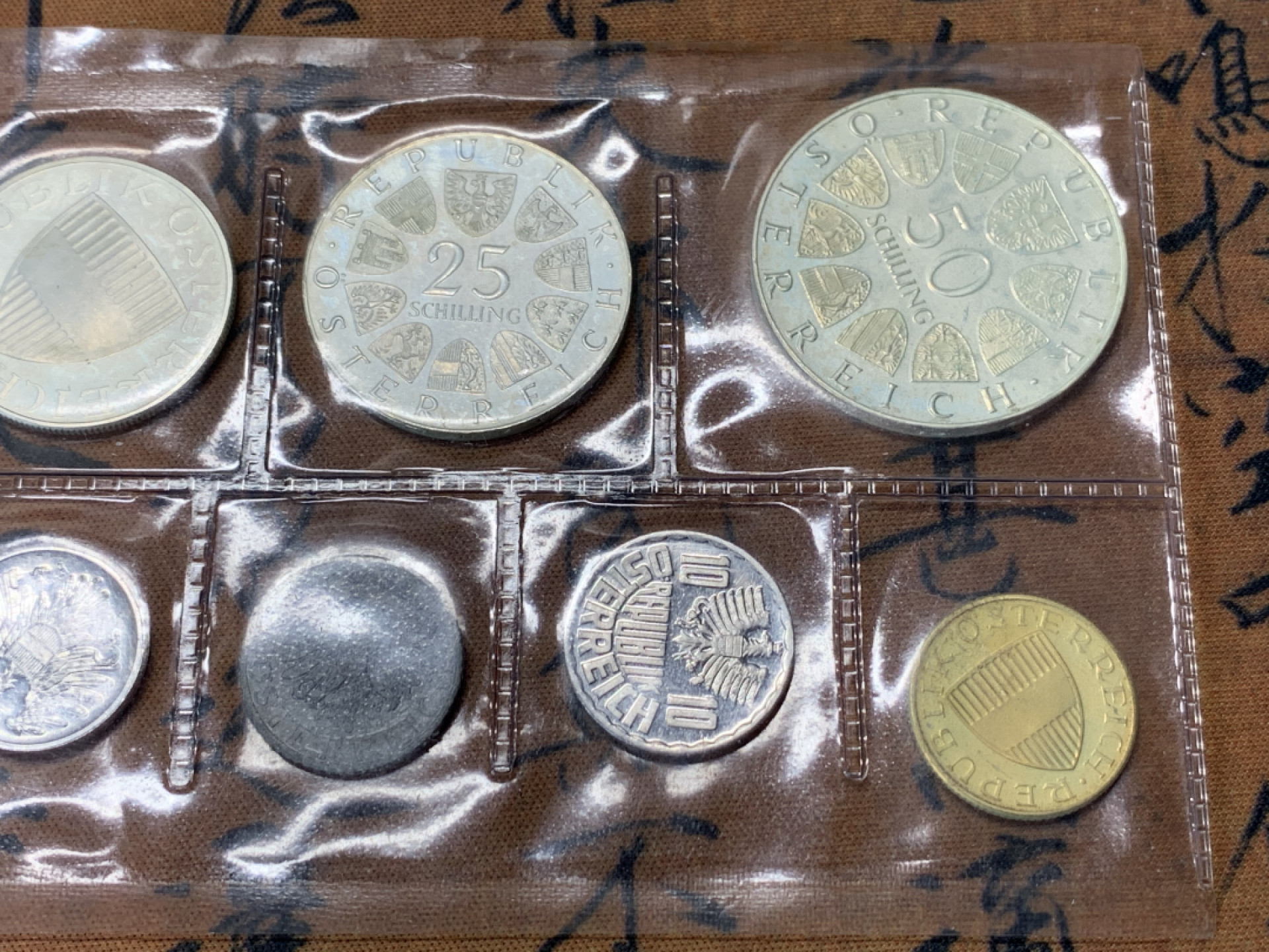 《竞宝斋》第28场-本周日，周一2场连拍（全场顺丰包邮） 原封装 奥地利 1973年 9枚套精制币 其中三枚大的是银币