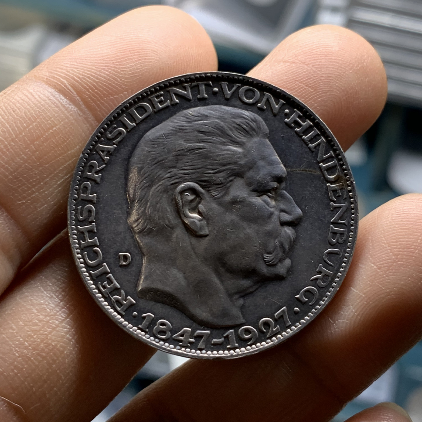 《竞宝斋》第28场-本周日，周一2场连拍（全场顺丰包邮） 德国1927年 兴登堡80大寿 5马克大银币章 欧洲包浆 一流品相